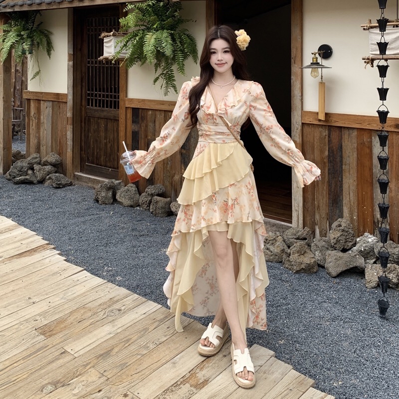 B11(8717) 法式度假风碎花糖果袖拼接斜层荷叶前短后长黄连身裙