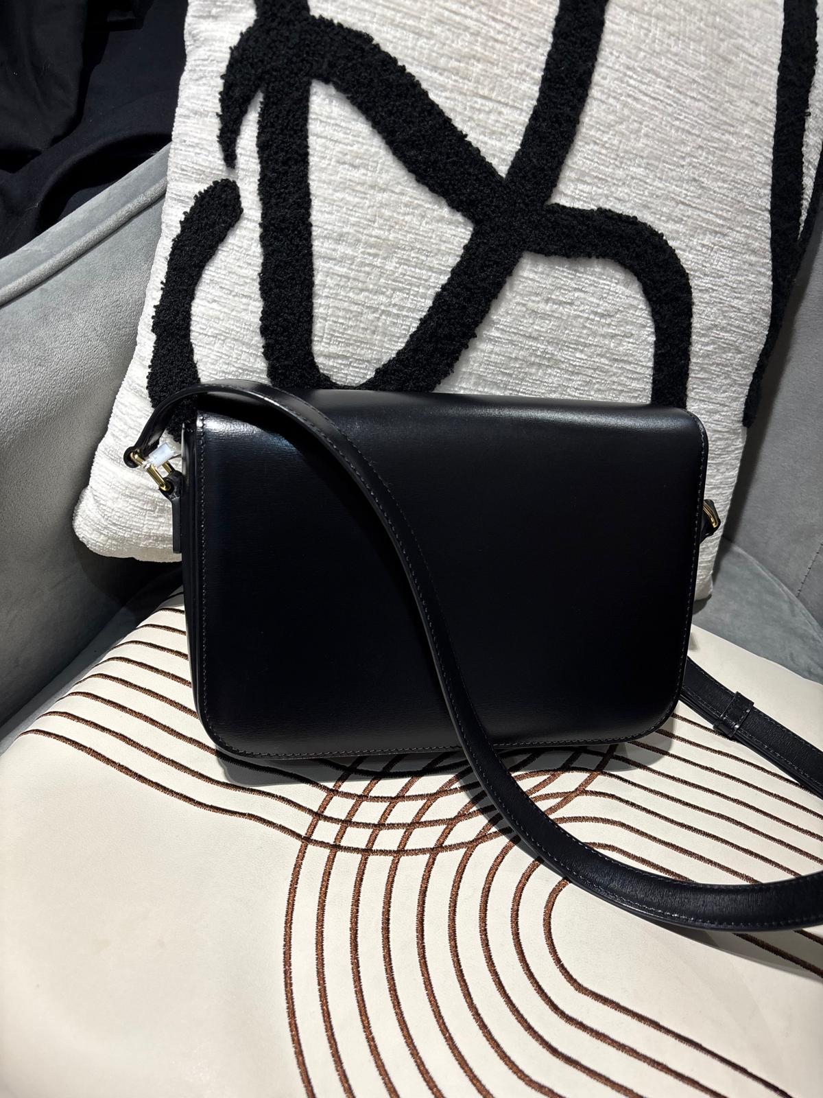 Celine CLASSIQUE TRIOMPHE 黑金凱旋門 medium box flap W22x15.5x6cm  100%Authentic ,98%new  ✅tap booklet ✅dust bag✅box 