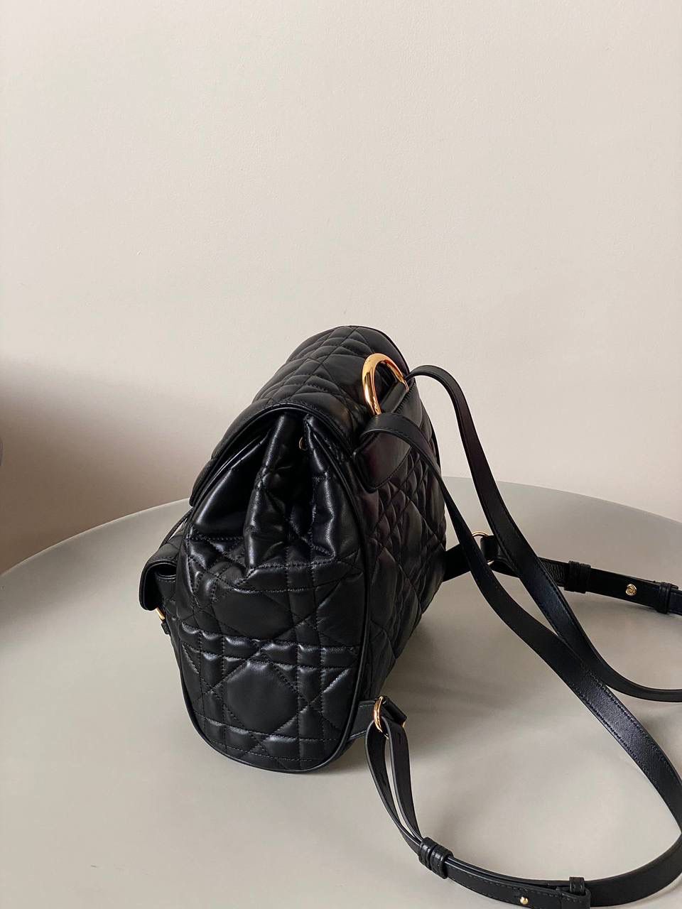 🈶黑色大号 𝐃𝐢𝐨𝐫 𝐜𝐚𝐫𝐨2025早春双肩背 只要是藤格纹元素的单品就能成为 时下最热门的时髦神器！ 列如这个刚上市就已经被问爆了的 caro双肩背包 超大的藤格纹， 低调的黑金配色，让它想要过时都难！ 小羊皮的材质，摸起来细腻柔软 而且自重很轻，还有可调节肩带 上身可爱又俏皮，很有白富美的既视感 大号：23×25×11cm #7713m 小号：20x18x8cm