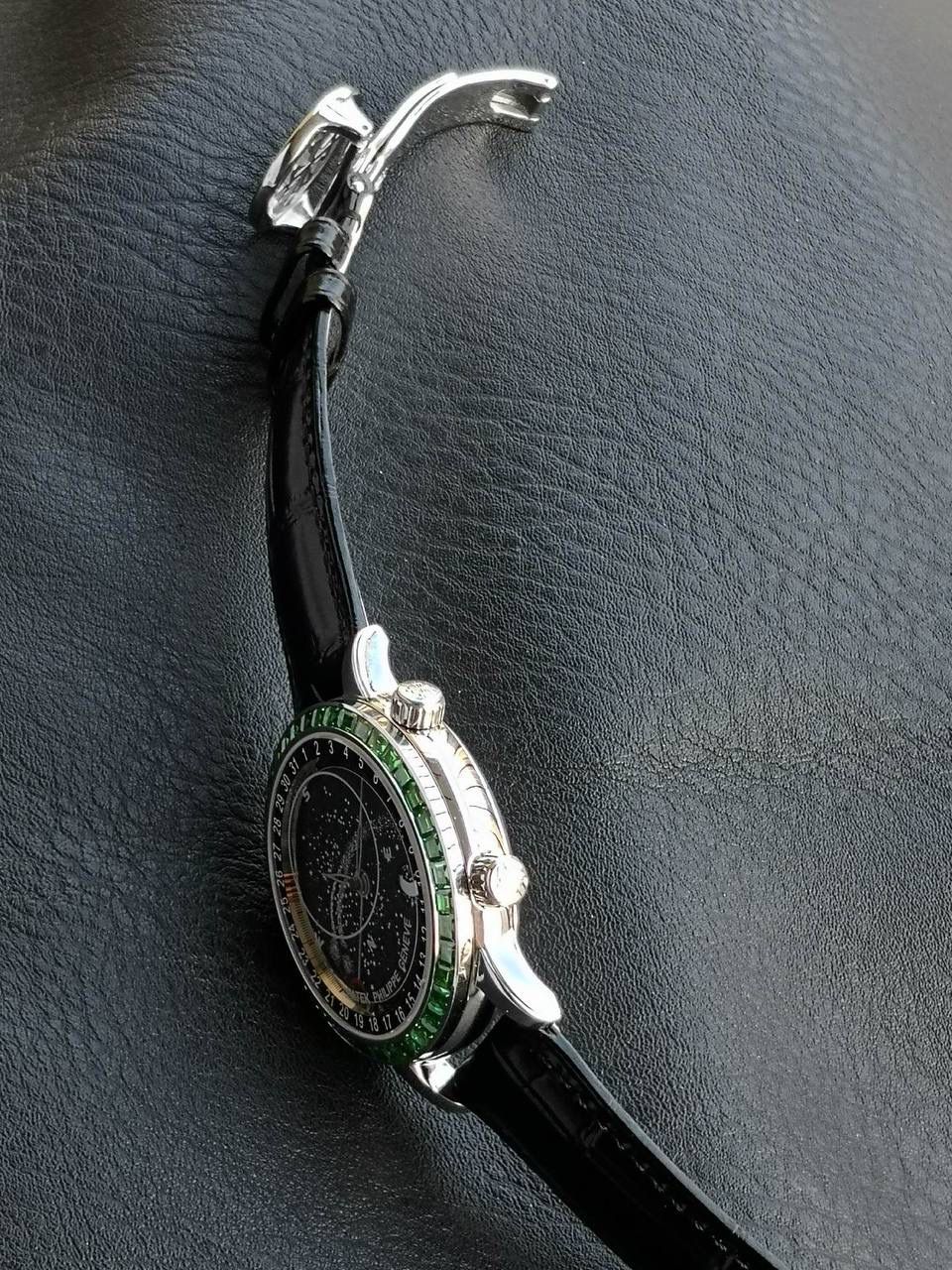 百达翡丽PP-6104G 日内瓦苍穹系列 市场顶级复刻神作震撼来袭！ 搭载原装进口miyota全自动机械机芯改制Cla.240机芯，搭配原装珍珠18K金自动锤，走时精准稳定，性能媲美正品；表圈镶嵌45颗璀璨宝石，表扣点缀28颗珍稀晶石，光影流转间尽显奢华质感；微拱形防眩目处理表镜，折射效果立体通透，让表盘细节清晰可见，质感再升一级💯💯