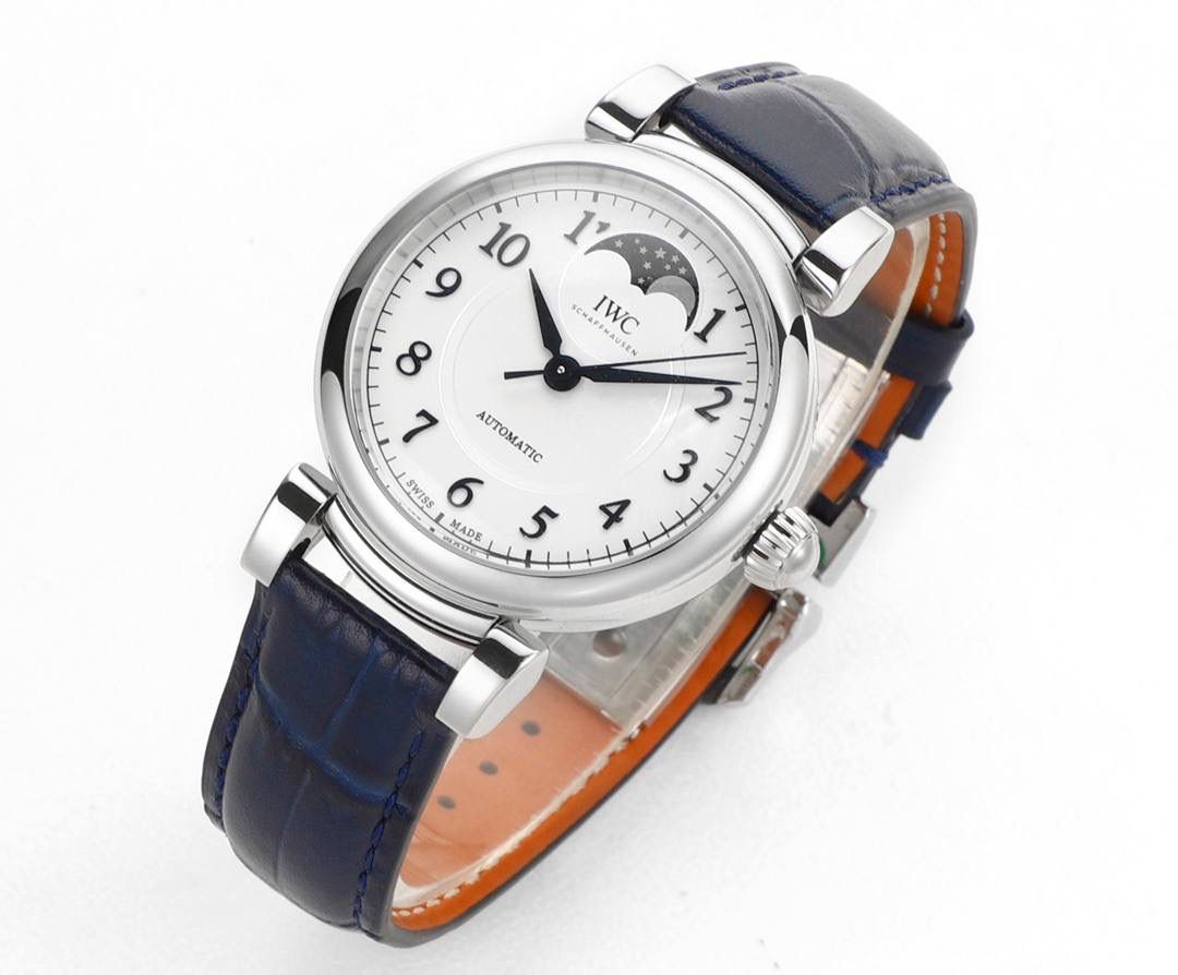 TWC出品 IWC达文西 IW459306 蔚蓝星空，诗意月相，自动月球与印度洋的蓝色水域完美匹配 随着达文西系列以致敬经典的设计回归到大众的视线之中，我们看到了它很多有趣的设计，包括清晰醒目的盘面，现场锋利的剑形指针，当然还有古典的圆拱形表冠，活动式表耳，更加贴合手腕。腕表表底镌刻有“生命之花”，“生命之花”是一个由多重重叠圆环组成的几何造型，是达文西经过深入研究绘制出来的。直径36毫米，自动上链机芯，精钢表壳， 中央秒针附掣停装置，月相盈亏显示，特殊镌刻表底，防水深达30米，动力储备达42小时 ，腕表整体设计得简约大气，且不失细节，很适合成熟优雅女性！