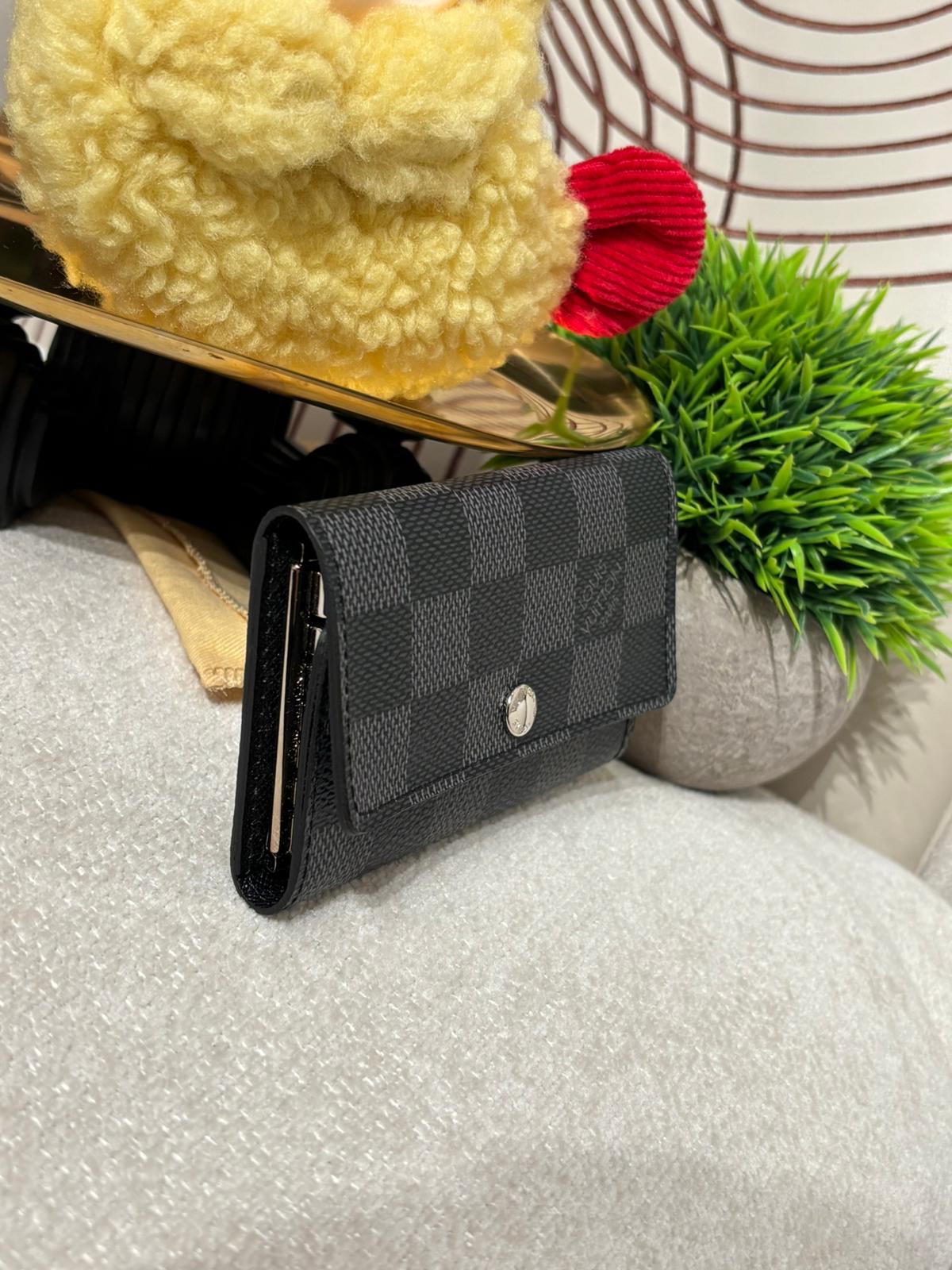 未使用品 LV Key Holder 100%Authentic, Unused ✅Dust bag