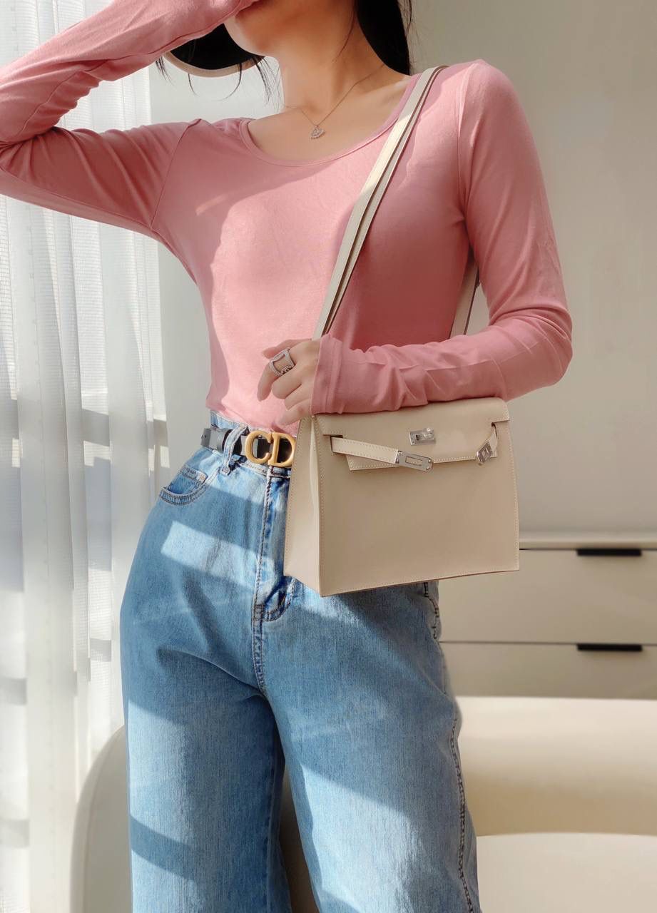 『奶昔白·银』 ‘’Kᴇʟʟʏ ᴅᴀɴsᴇ • Evercolor 🎀 时尚圈就是一个圆！ 最厉害的就是六种背法： 斜背、侧背、肩背、腰包、背包、手包 集美们一定要安排起来‼️ 22Cm