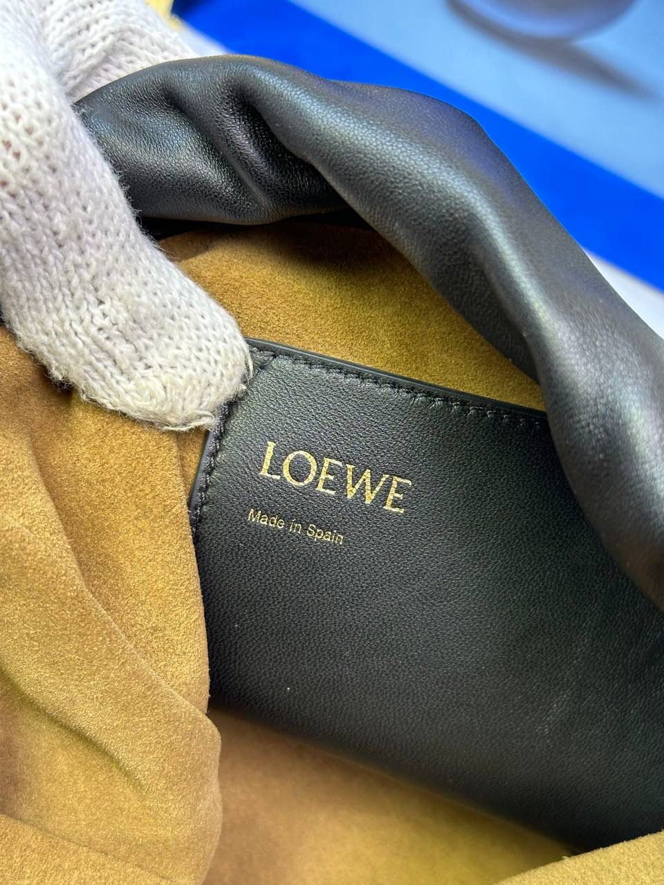 🎈链条款𝙁𝙡𝙖𝙢𝙚𝙣𝙘𝙤 𝙋𝙪𝙧𝙨𝙚水桶羊皮 ——【黑色】 尺寸：𝟑𝟐-𝟏𝟕-𝟐𝟒𝐜𝐦 编码：062406 👉🏻延续福袋收缩绳褶皱设计，全新推出水桶造型，羊皮包身手感细腻柔软❤️ 👉🏻链条肩带➕皮肩带的双肩带设计，时尚百搭，给足了集美们多样化的选择。肩带可拆卸可调节，磁扣开合，正面烫金𝙇𝙤𝙜𝙤，呈现出高贵典雅的视觉感😍 👉🏻独家背景➕独家品质➕独家全套砖柜礼盒套装，市场高端品质皆在我手✌🏻