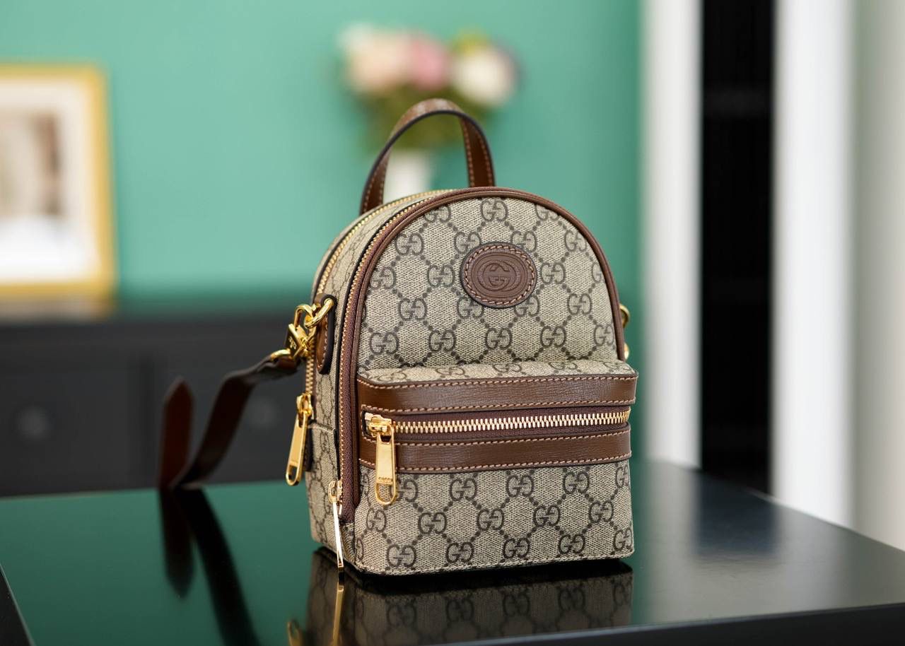 🥯GG 饰互扣式双G多功能手袋 棕色 正品售价,800 独家原厂皮发售 限量级别 新款Retro迷你背包，不是一眼惊艳的款式，属于越看越耐看的款，能手拎也可以单肩斜挎，也可以当腰包，妥妥的搭配神器，自重轻，容量非常OK 官方款号 725654 尺寸：15x19x8cm