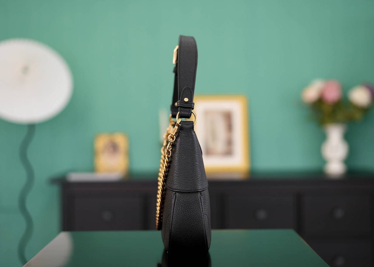 🥯Aphrodite系列小号新月造型肩背包 克色25cm 正品售价,500 复古又高级的新月造型，近期热搜新品 版型超正，实物真的超级美 山羊皮柔软但却耐造 三根肩带，实现多种背法~ 官方款号 731817 尺寸：25x 19x7cm