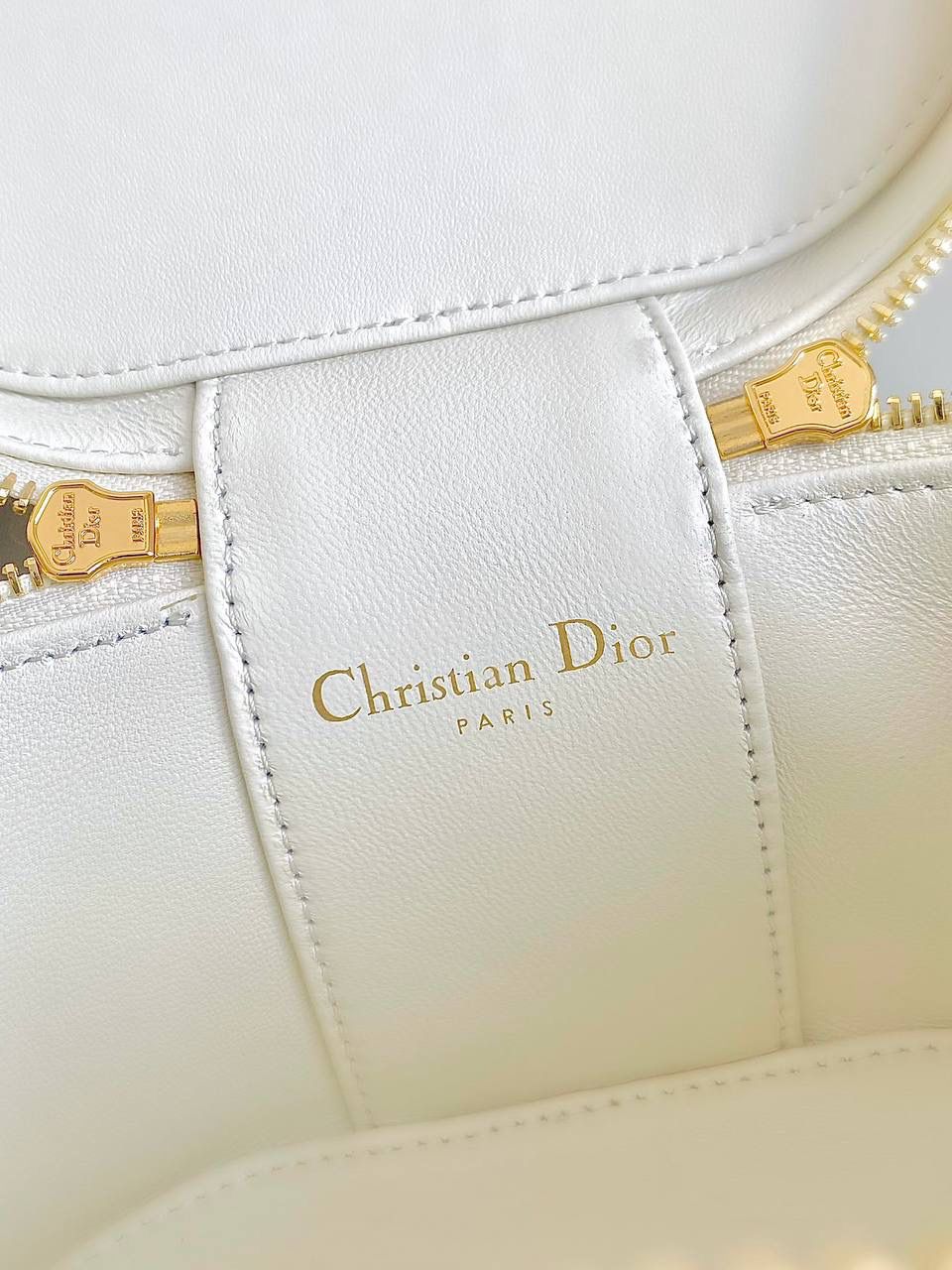 🈶白色小号 𝗗𝗜𝗢𝗥 𝗦𝗶𝗴𝗻𝗮𝘁𝘂𝗿𝗲 𝗩𝗮𝗻𝗶𝘁𝘆 化妆盒 全新系列一出直接萌翻天，很难不火 通常在金属包扣或链条装饰的CD字母 这次当了回主角，直接放大像极了猪鼻子 压印浮雕质感和字母的立体弧度，好高级 成了包身上一眼就能看到的重点元素 手提手柄系个小丝巾，简直不要太可爱 拆卸可调节肩带日常随意搭配出街 小巧不臃肿，都去冲 16×11×9.5cm，#8101m