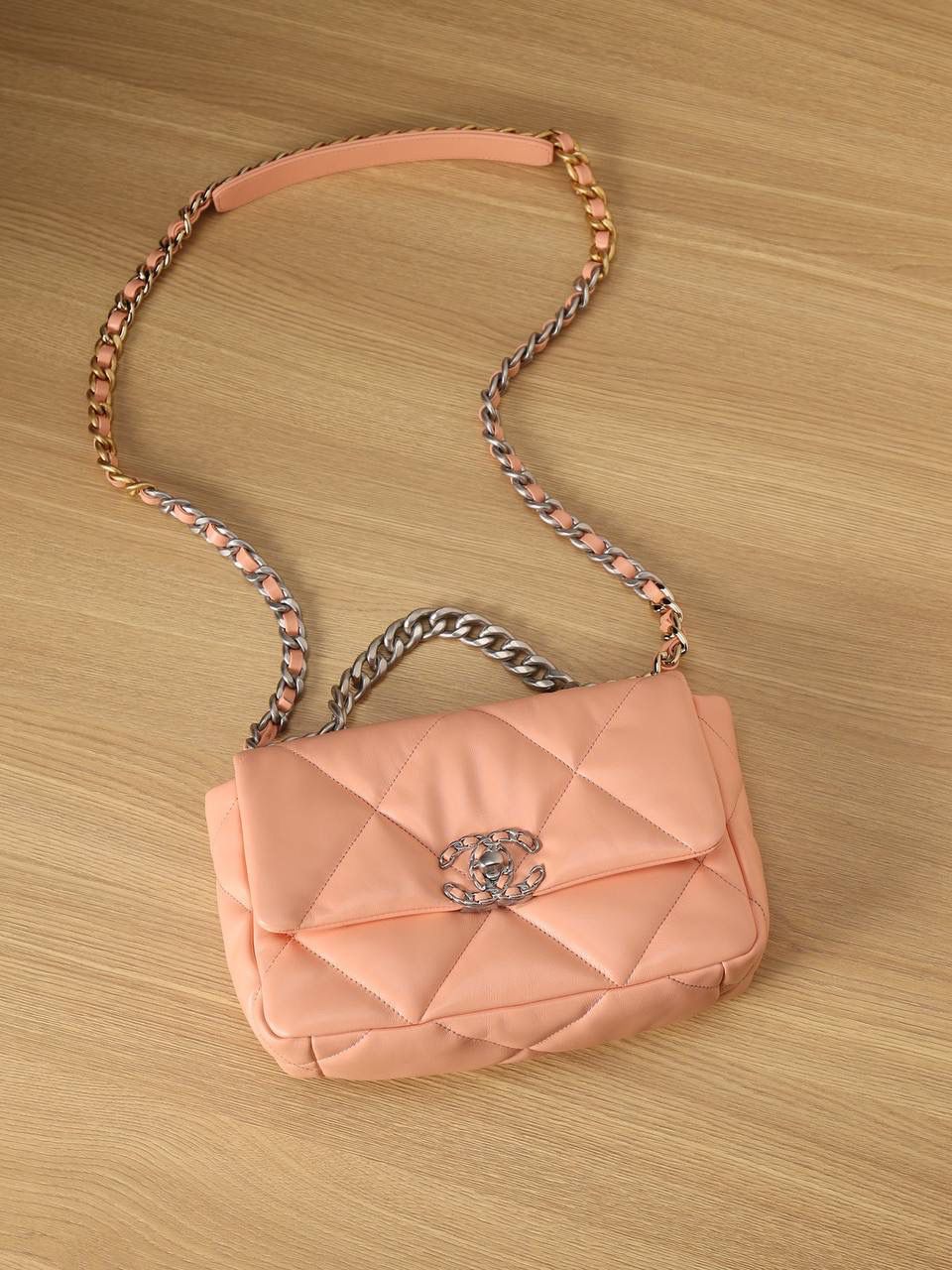 chanel 19 bag 粉色❤️‍🩹👜小号 独家渠道货 方框 原厂正品皮 小羊皮系列✨以诞生年份2019命名的小香19手袋 每针每线都是符合正品工艺 尺寸：16 x 26 x 9cm