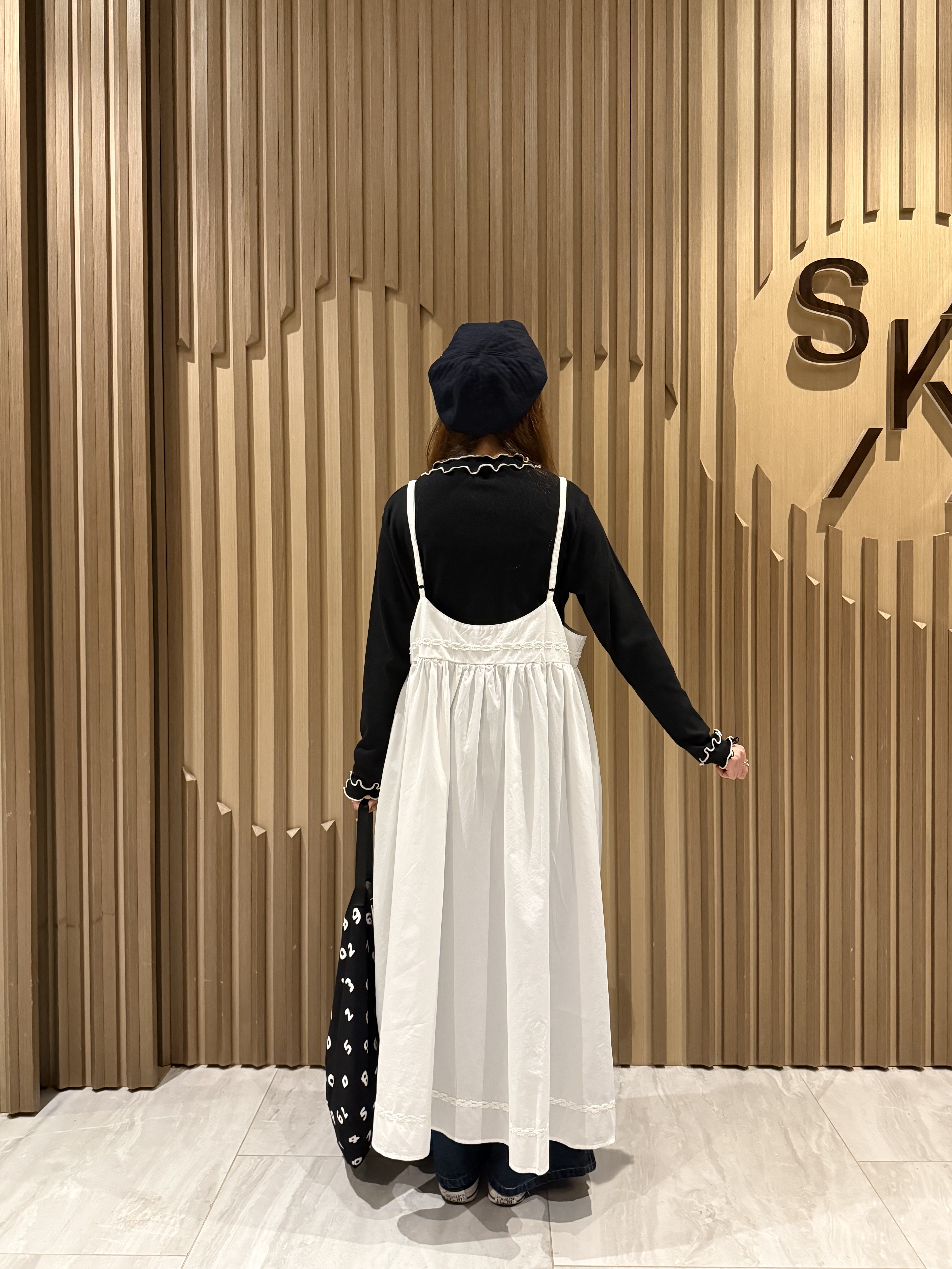 刺繡花邊吊帶裙（白色）