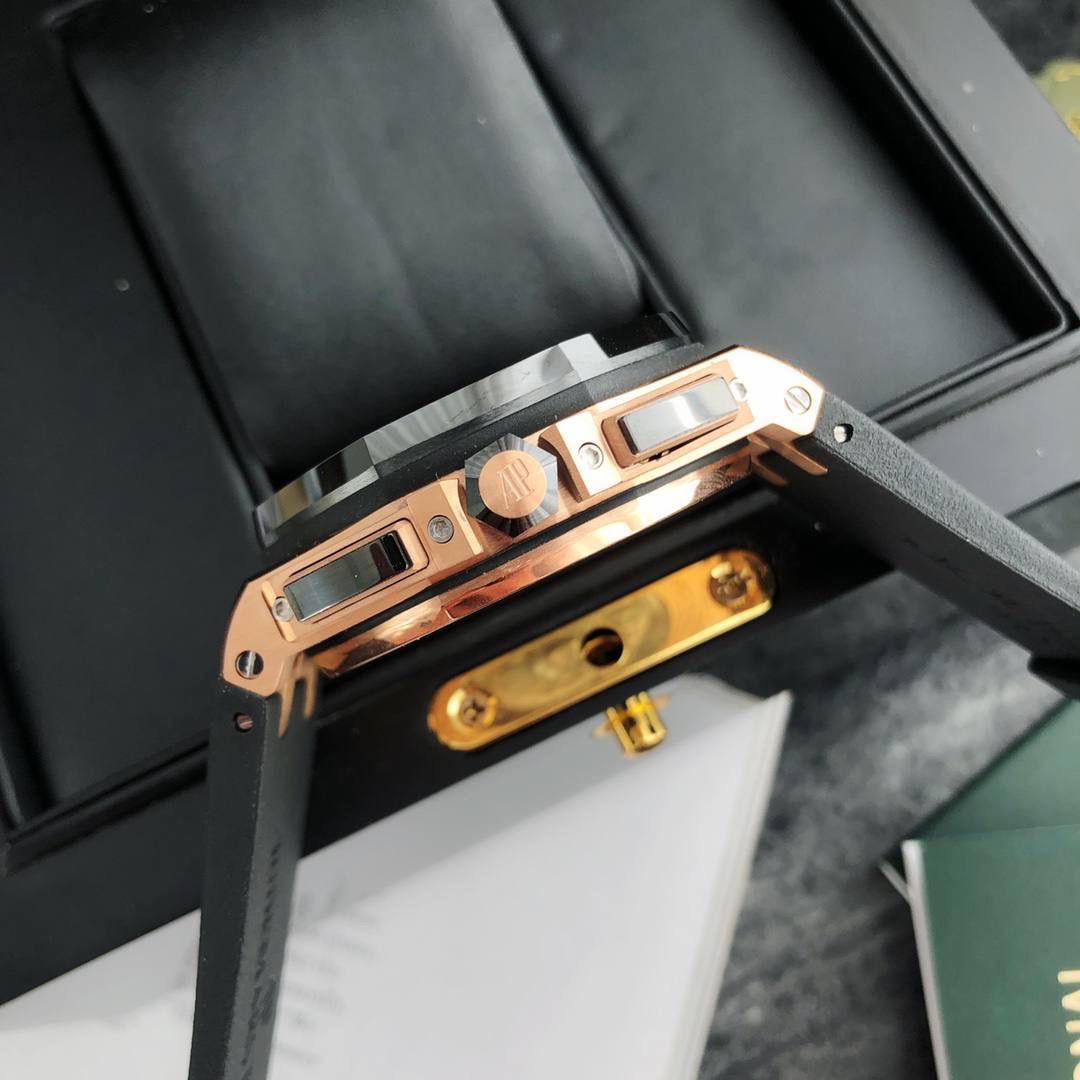 皇家橡树 - 爱彼AP 26400系列 44毫米直径 市面上最好版本的超级复刻 柔软硅胶带 皇家橡树离岸型 男士全自动机械腕表 ，316L精钢表壳 ，搭配原装复刻定制机芯Cal.3126全自动机械机芯 走时精准 稳定，透视后盖 裸露的机芯跟正品一模一样，反炫光蓝宝石玻璃 ，超级耐划痕，搭配原厂模具橡胶表带，原装针扣 ，300米防水，整壳套超高品质，超A做工，非市场普通货，货有所值 ，硬汉必备神器，爱彼入门级腕表 强烈推荐，制作耗时又耗精力，尽可能把最精至的腕表呈现给各位腕表爱好者。