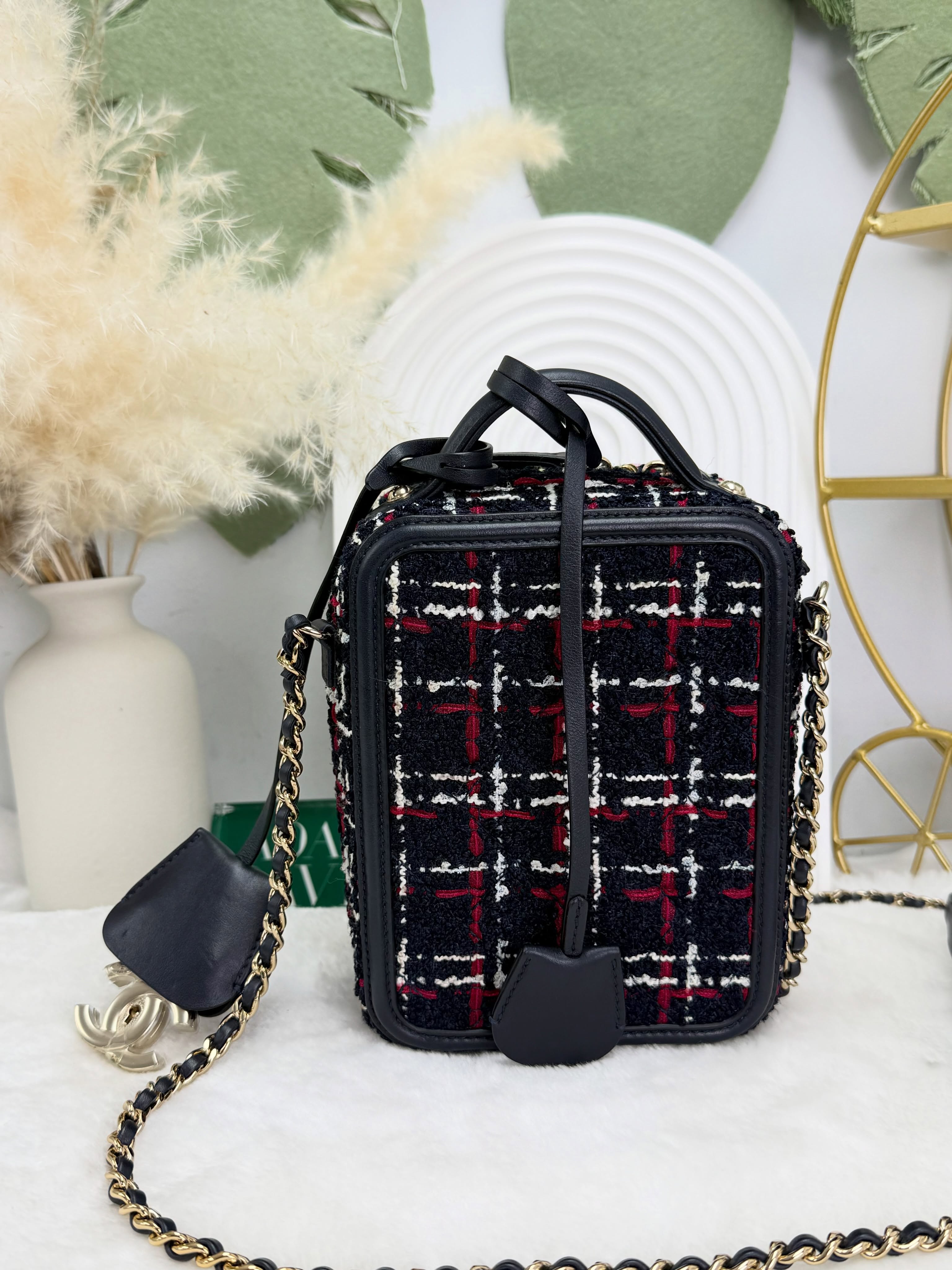 Chanel👜 PRE OWNED 🛍️Tweed 粗花呢豎版手提鏈條相機包💼30開 有塵袋 有卡❤️💙 