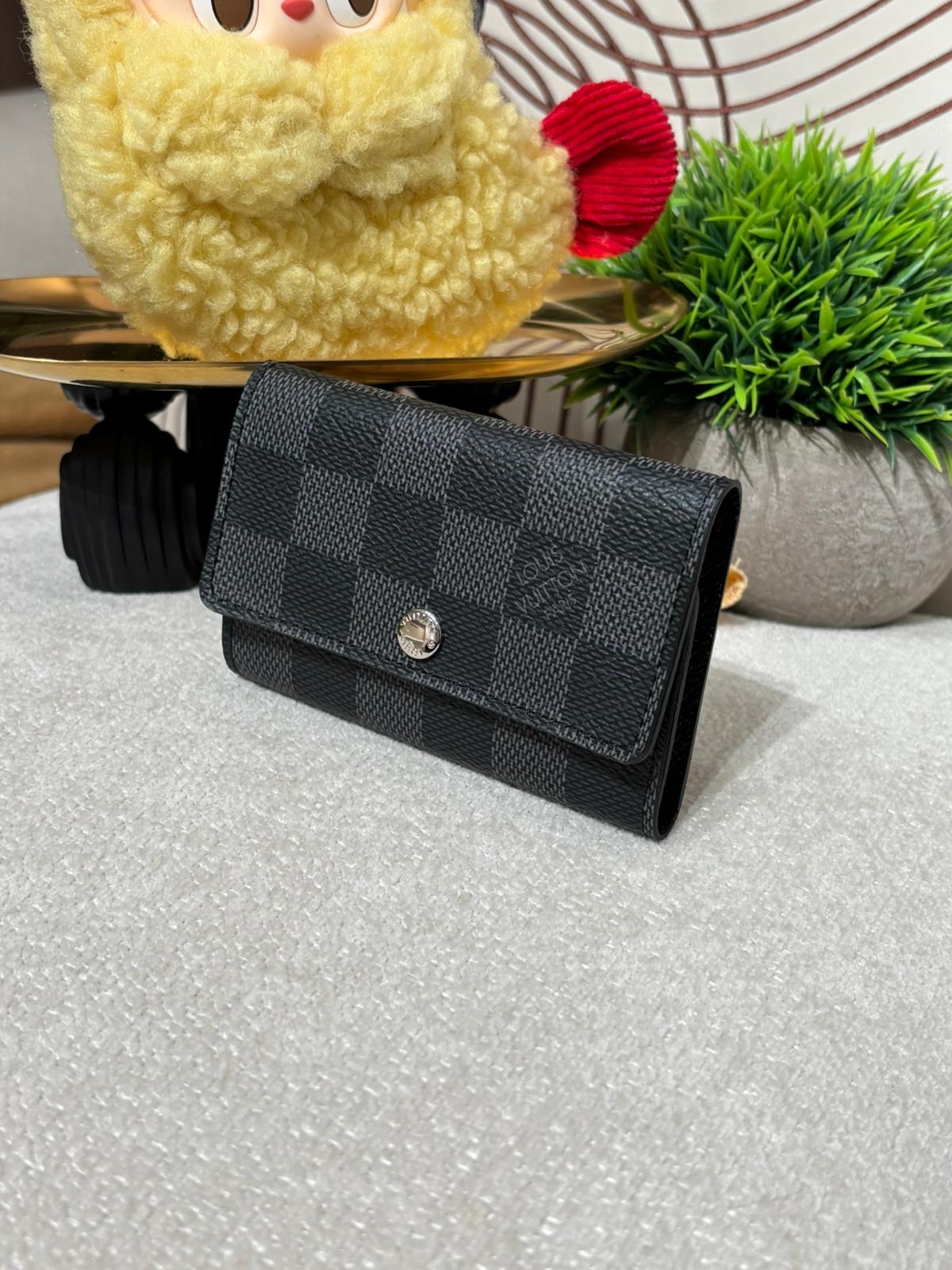 未使用品 LV Key Holder 100%Authentic, Unused ✅Dust bag