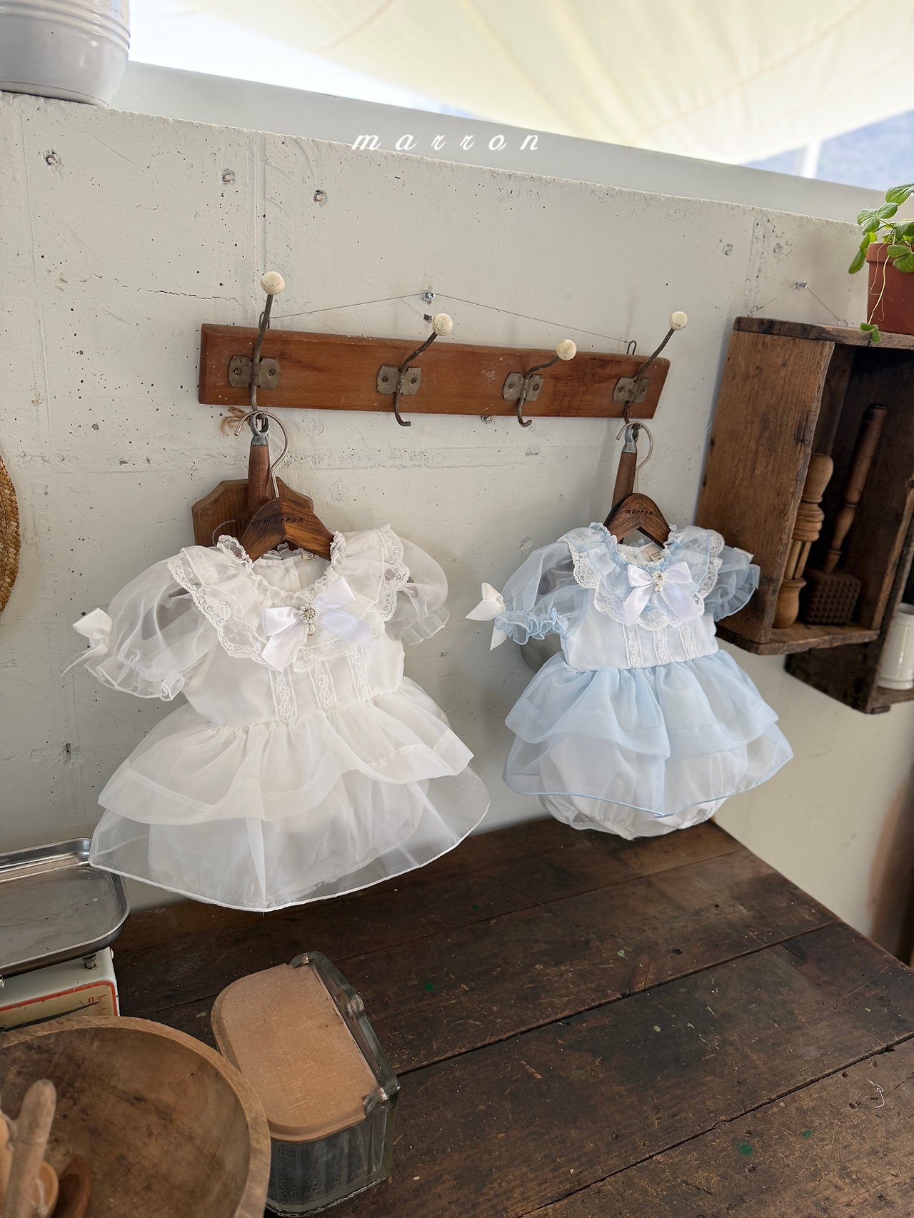 ☀️預訂 韓國直送☀️🇰🇷Marron兩色寶石絲帶蕾絲薄紗泡泡袖包屁裙