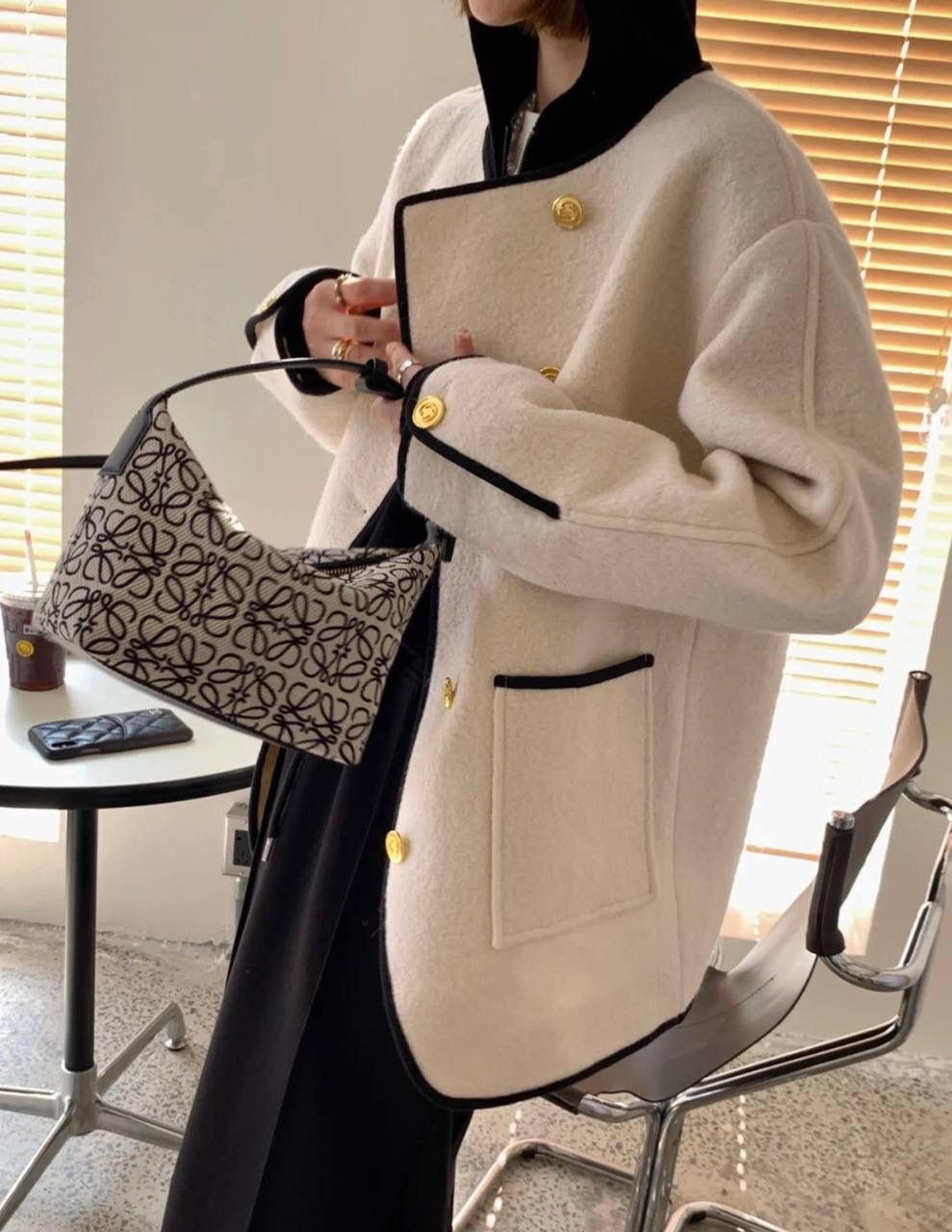 * 𝘊𝘶𝘣𝘪 𝘈𝘯𝘢𝘨𝘳𝘢𝘮 提花布手袋✌️ 小号尺寸:21-12-17cm（顶部宽处25cm） 编码:652104黑白/布 包包面料挺括度适中，没有固定形状 ，背上出门慵懒氛围感十足😘，肩带可以调节，伸缩至腋下背，单肩，手拎皆可