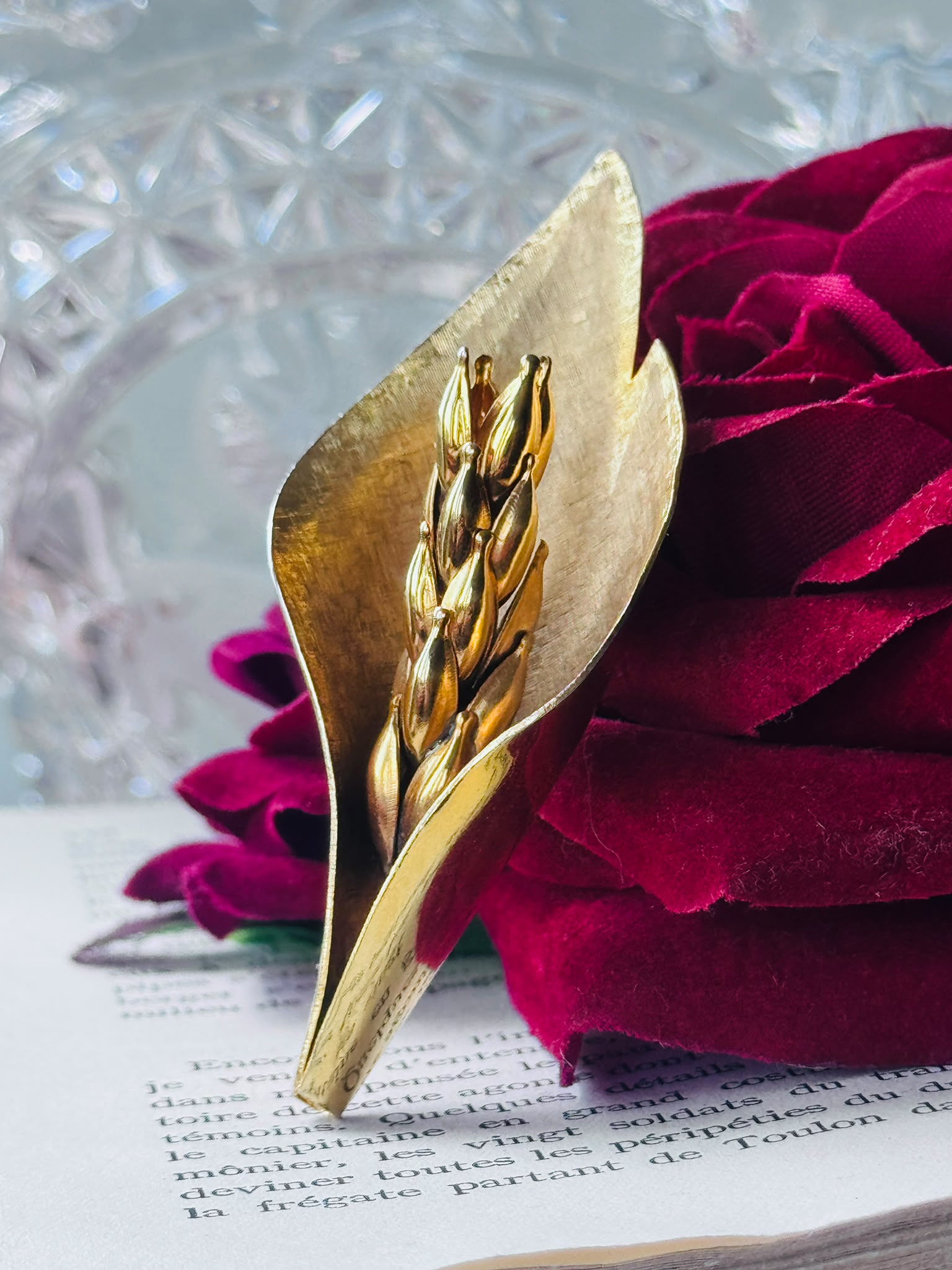 C.a. 1950s–1960s Gold-Tone Modernist Wheat & Leaf Brooch Unsigned (MT2589-18)