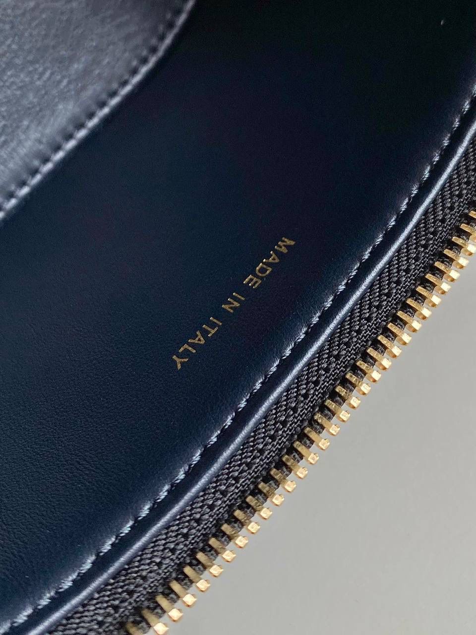 🈶老花蓝小号 𝗗𝗜𝗢𝗥 𝗦𝗶𝗴𝗻𝗮𝘁𝘂𝗿𝗲 𝗩𝗮𝗻𝗶𝘁𝘆 化妆盒 全新系列一出直接萌翻天，很难不火 通常在金属包扣或链条装饰的CD字母 这次当了回主角，直接放大像极了猪鼻子 压印浮雕质感和字母的立体弧度，好高级 成了包身上一眼就能看到的重点元素 手提手柄系个小丝巾，简直不要太可爱 拆卸可调节肩带日常随意搭配出街 小巧不臃肿，都去冲 16×11×9.5cm，#8101m