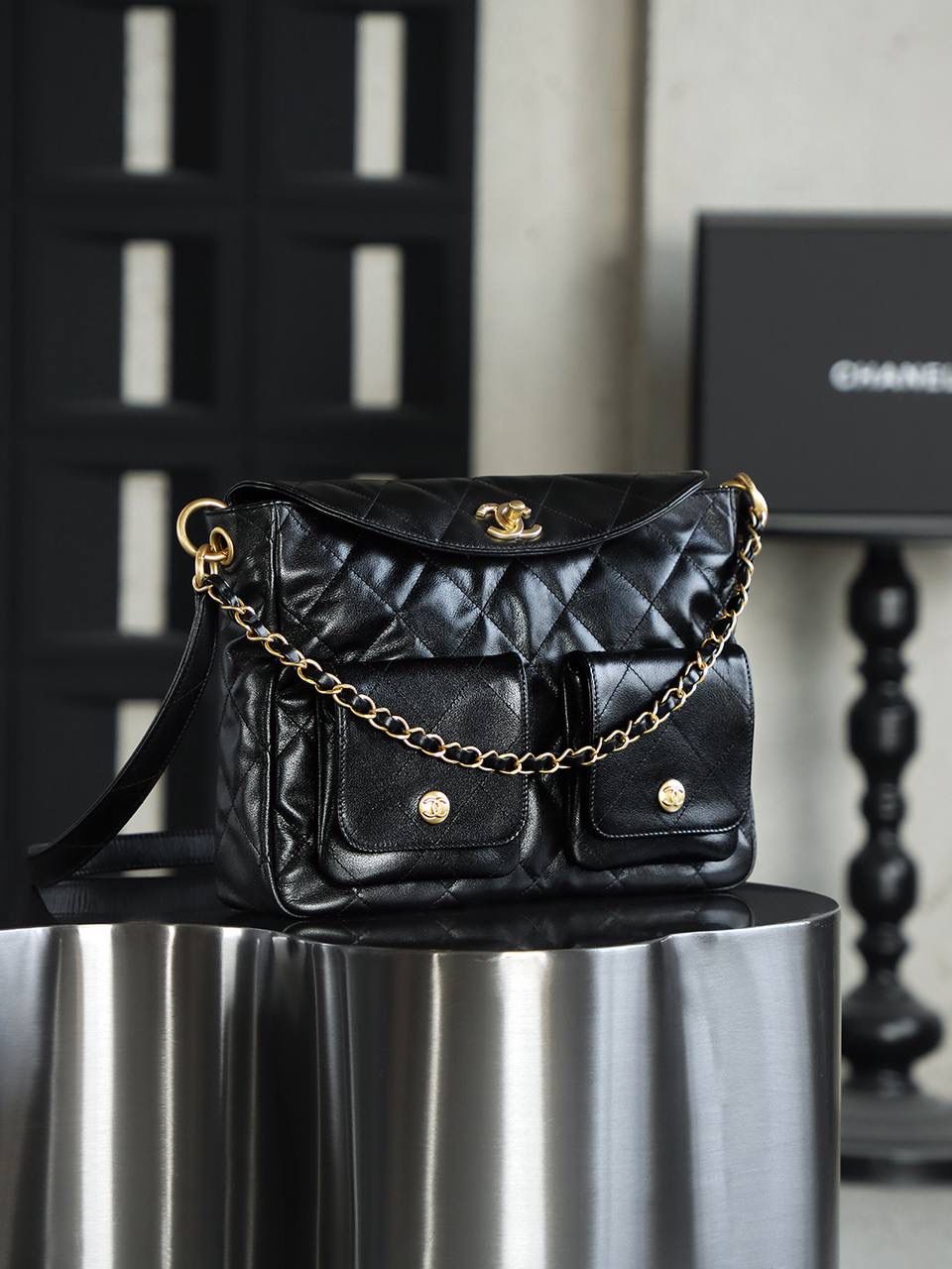 24P邮差Hobo大號鑒定版 👜 一包一碼 支持全球鑒定查驗身份證原廠專G Bonaudo原廠皮料過關清單資料可査詢 24P郵差/嬉皮包可以說是這一季的黑馬了，以其簡約而不失奢華的設計，融入復古學院風，展現出獨特的時尚魅力 五金：全銅復古鎏金 皮料：Bonaudo原廠小牛皮 尺寸大号：30*21.5*5cm 小号：24.5*19*5cm