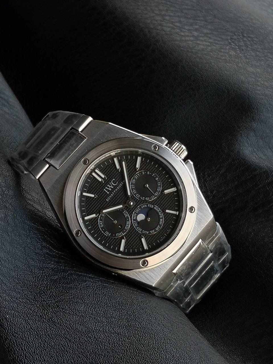 万国工程师系列万年历腕表，复刻界最复杂的腕表，所有功能同步原装，所有功能调节通过把头控制. 1⃣️【功能介绍】3点钟位置显示日历，9点钟位置显示星期，6点钟月份月相指针显示。 2⃣️【做工精细】外壳采用原版同样的三件套结构，中间拉丝，上下壳为抛光，镜面采用高成本的锅盖形蓝宝石，使其质感提升。 3⃣️【机芯性能】尺寸41.6mm,机芯采用天津机芯改82600，高效稳定，动力时间长达72小时以上，进行加装复杂的万年历模块，而且同步所有功能实现同步原装通过把头调节。 4⃣️【⚠️注意事项】由于万年历模块十分复杂在出货前都会调准时间，客户收到直接上链上手佩戴即可，⚠️请不要轻易乱调，由于机芯加装升级功能，调节需慢慢按调。