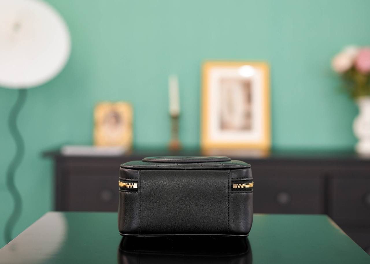 🥯Gucci Blondie系列手提包 克色17cm 正品售价¥17.000 独家原厂皮发售 限量级别 可爱的方正形小包 ，超级适合夏日穿搭 包身非常轻便，小身材大容量 配有长肩带，可以手提可以肩背 官方款号 744434 尺寸：17x15x9cm