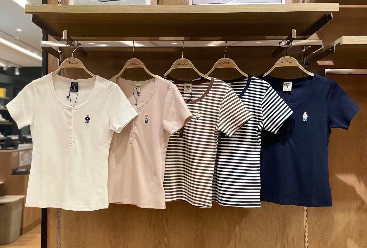 *🇰🇷韓國直送Who.A.U 韓國🇰🇷專門店/免稅店 Steve Ribbed Henry Neck T-shirt 刺繡小熊簡約襯衫 折扣優惠🈹*