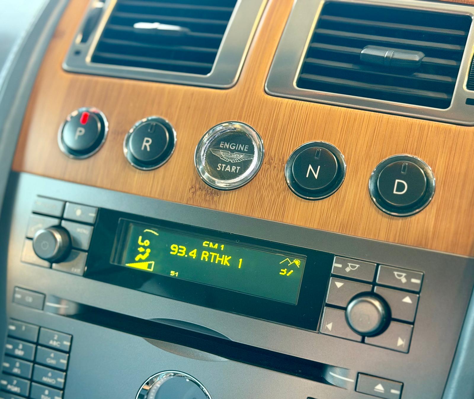 Aston Martin DB9 2004