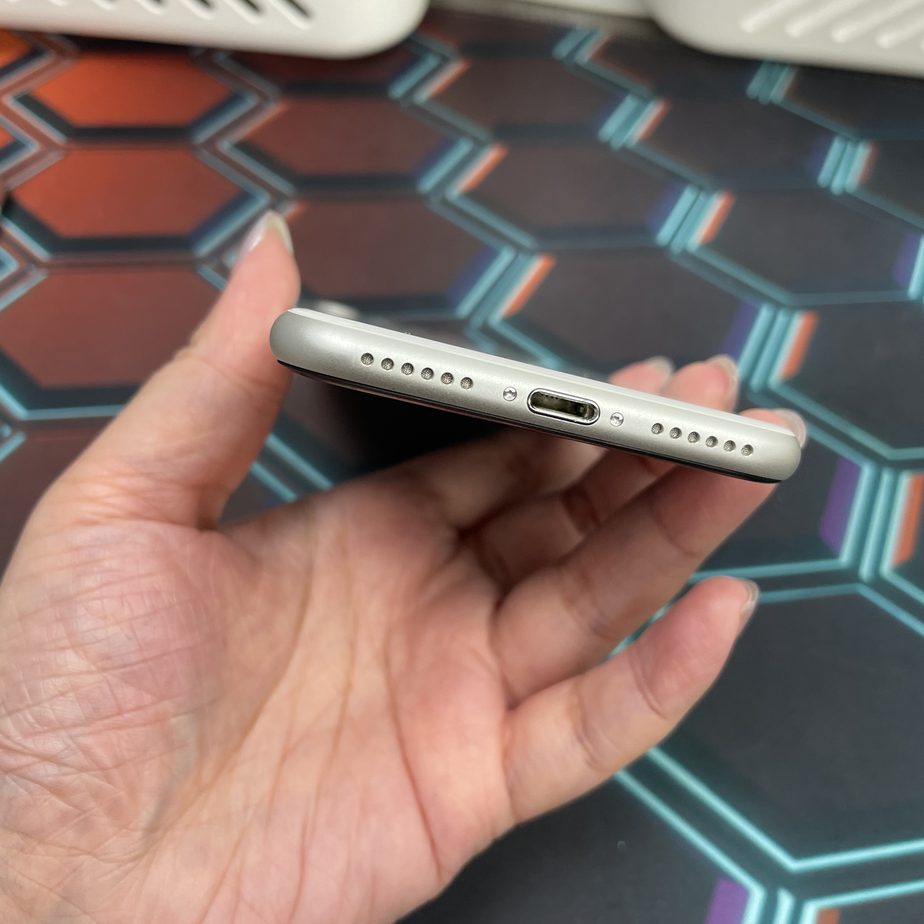 *7073 SE 2 完美機 128GB 電75 白色 white