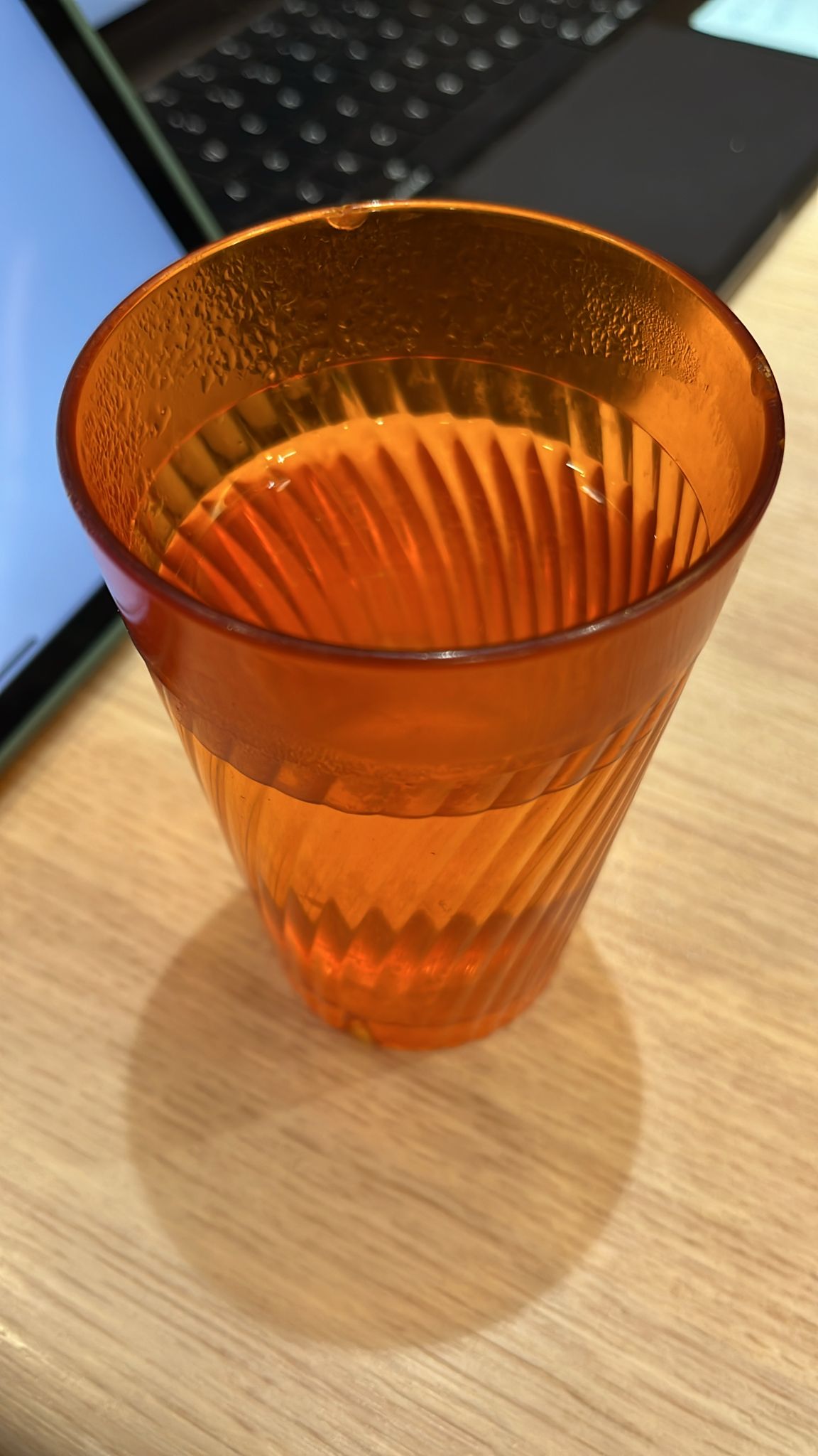 時尚輕巧橙色塑膠杯