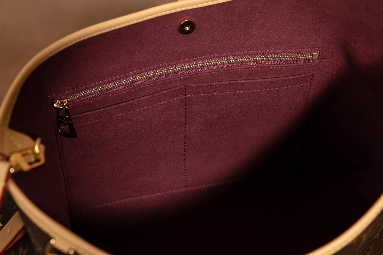 LV CARRYALL🎀 整体风格偏 休闲、随性、有点慵懒感，背上身直接爱上❤️ 字母包设计很贴心，不管是拿来当通勤包，还是妈咪包，都超级适合。容量大、很好装东西，而且又耐看又百搭，天天背都不会腻。 可以说是 又实用又好看的王者包款 了✨ 中号：尺寸 39×30×15cm 小号：尺寸 29x24x12cm 大小刚刚好，看起来大气又很实用。这款 Carryall 系列真的是爆款中的爆款，颜值超高，真的会让人一看就想要！从上市第一天开始就一直缺货，真的不是开玩笑的！！😍✨