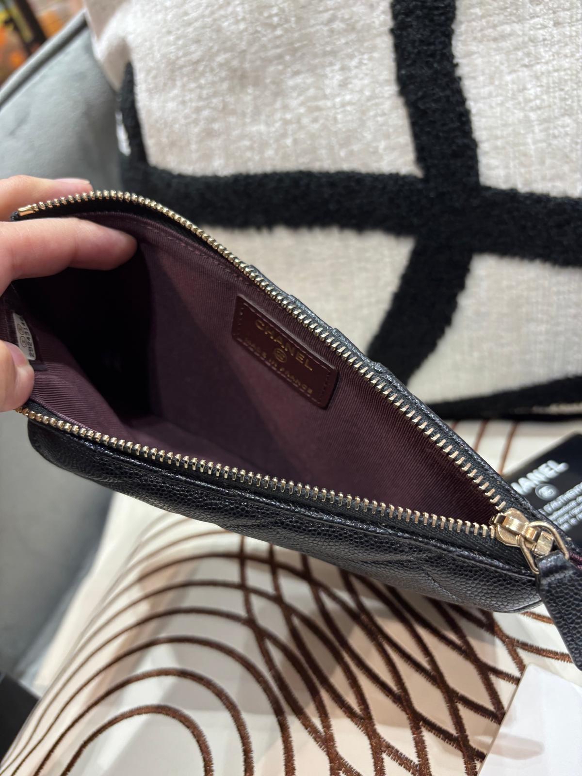 Chanel zip wallet phone pouch 黑色荔枝牛皮金扣 100%Authentic,98%new✅card ✅dust bag 