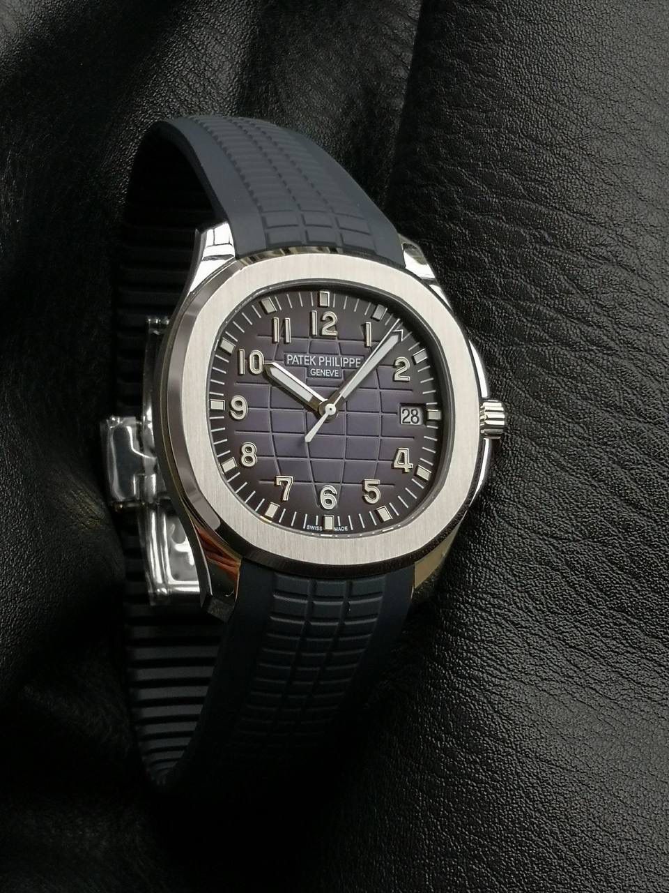 百达翡丽 5168G 配重手雷 1.壳套采用特殊材质CNC原版数据开模，整表重量和正品几乎没有区别，不同于市场普通版本上手轻飘飘，整表120克重 2.机芯选用324/330 一体开模机芯(3k同源机芯) 3.表壳尺寸42mm 厚度8.3mm(跟足原版) 4.所用配件，字面，针，胶带严格参照原版颜色开模定制，精益求精 5.表壳不锈钢 内部加重 承诺所有本厂出的配重表款绝不掉皮，掉皮无理由更换全新 6.表扣 表壳全部冲压贵金属logo 非腐蚀激光垃圾工艺！