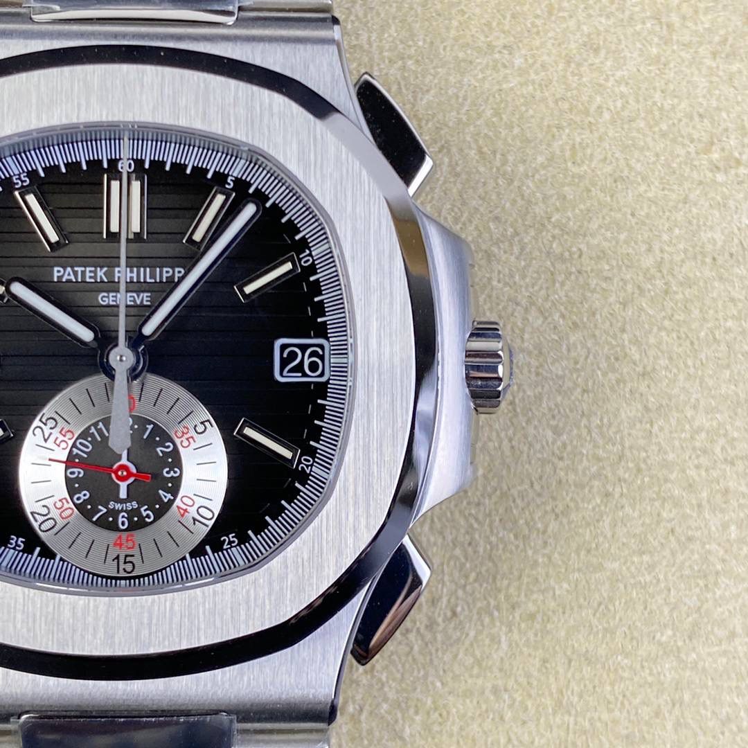 百达翡丽5980系列！ 表径40.5MM最佳舒适佩戴尺寸，标识性的鹦鹉螺精钢表壳打磨精致，正面拉丝处理。 华丽的表盘，灵感来自第一只百达翡丽Nautilus的表盘颜色。但具有更丰富的色调。位于6点钟位置的单计数器计时码表实际上就像在手表内部装有另一只手表。读取经过的时间再简单不过了，因为小时和分钟是在一个12小时的寄存器中计算的。3点位置的日期孔完善了表盘的设计。 PPF自研百达翡丽计时机芯CH 28-520，由327个特别完成的零件，35个珠宝和13个桥组成。机芯在完全缠绕时以28,800vph的频率跳动时可提供超长的动力储备，机械美感通过蓝宝石背透后盖一览无遗。 表带手链结构完美坚固，具有缎面磨砂和镜面抛光交替效果。纯粹的视觉享受，佩戴起来极为舒适，配备了Nautilus折叠式双折叠表扣，并配有翻盖锁，以提供额外的安全性。