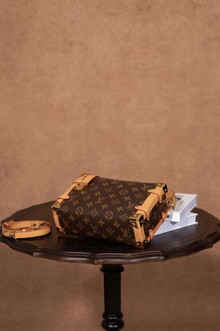LV SIDE TRUNK🎀 用的是 A+ 级全钢五金，结实又耐用，拿在手上很有分量感，看起来就很 luxe。再配上 进口高弹面料，摸起来舒服，还有一点点光泽感，整体很时尚💖 包装是 全套包装，感觉真的很有档次，送人或自己用都很可以～ 中号：尺寸 21 × 14 × 6cm 小号：尺寸 18 x 12.5 x 8cm 大小刚刚好，小巧但很实用，出门背超方便💯👍 不管是材质、设计还是包装，都看得出很用心，走的是 质感路线。 这款包就是那种：低调但很有品味，越看越喜欢的类型～👜✨