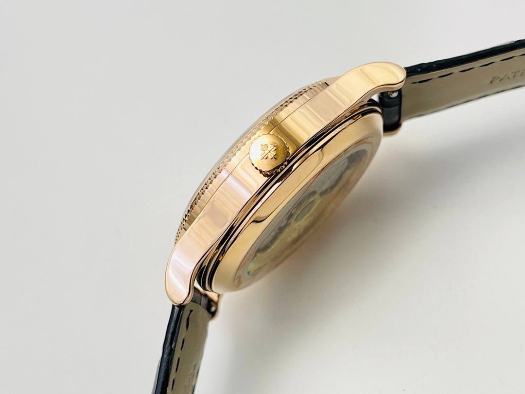 百达.翡丽-古典表系列——3919腕表震撼登场。🤩😍完美还原表中王者的独特质感和简约格调！细节升级如下： 1⃣️腕表尺寸39MM，尺寸数据完美吻合正品，佩戴轻便，还原正品体验。 2⃣️玻璃采用与原装一致的锅盖型穹顶玻璃，特镀有双层抗眩晕增透镀膜。 3⃣️表盘标识和指针的边沿全部采用手工润饰倒角，之后再采用镀铑工艺处理，确保光泽度和质感不亚于原装。 4⃣️机芯采用30-255 PS机芯机械！ 5⃣️表带经典意大利小牛皮表带，做工精致，包边细腻，尽显大牌风范，搭配原厂针扣。