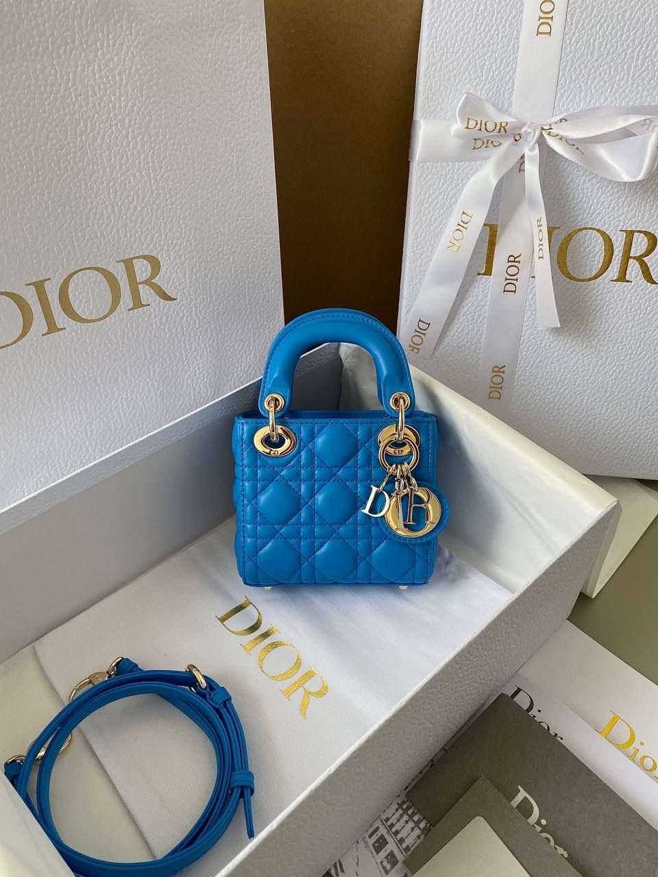 𝗗𝗜𝗢𝗥 𝗺𝗶𝗰𝗿𝗼 𝗹𝗮𝗱𝘆 𝗯𝗮𝗴 🈶电光蓝 火爆全网的最新超mini系列 天阿噜！小小只，简直太太太太可爱了！ 精致到巴掌大小，无敌治愈我这颗少女的心啊！！🩵🩵 size：12×10×5cm