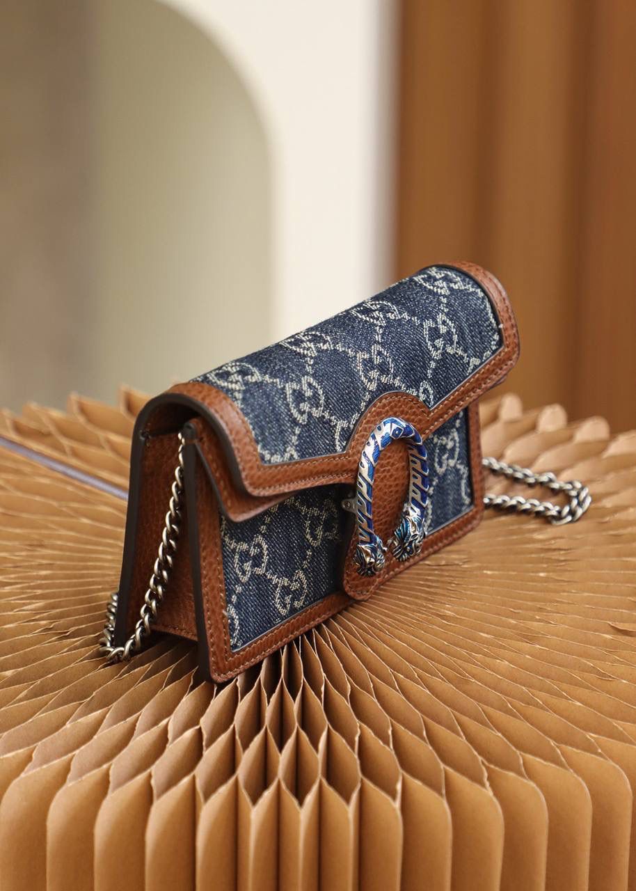 𝙂𝙂 𝘿𝙚𝙣𝙞𝙢 𝘿𝙞𝙤𝙣𝙮𝙨𝙪𝙨 复古牛仔布系列#476433#正品皮 ✐尺寸： 小号：16.5*10*4.5cm 中号：20*15.5*5cm 大号：28*17*9cm 酒神，经典标志性的代表，作为全新的水洗牛仔布面料，展现出强大的品牌魅力，更是为Dionysus系列再添瞩目之作，标志性建筑虎头锁融入了亮丽的蓝色珐琅细节，与牛仔布的深色调形成了鲜明的反差效果，添加了复古元素的配色皮，这设计，太炸眼球咯！🔥🌈