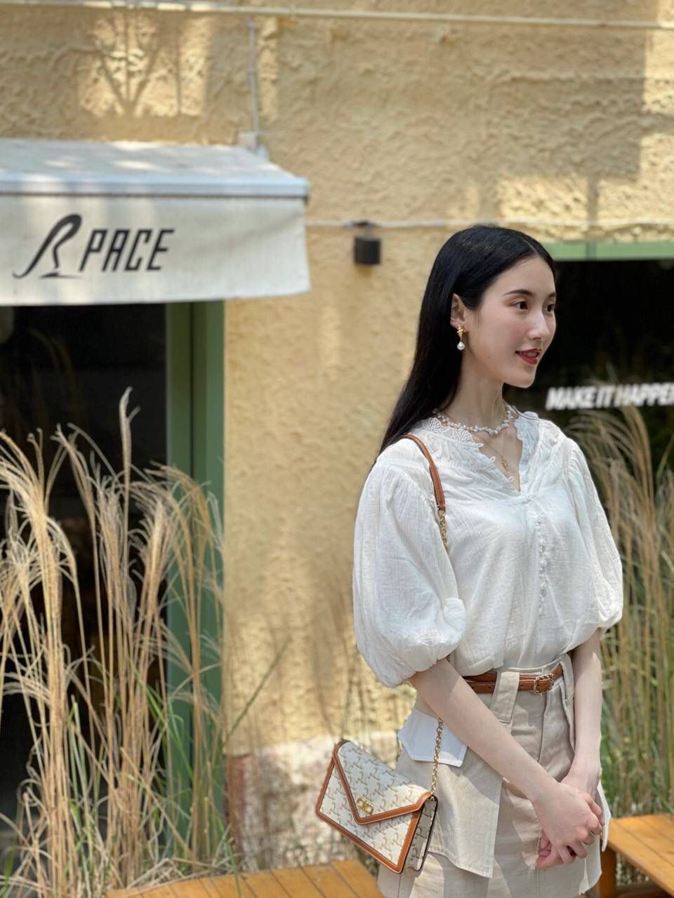 🔥大货实拍图 𝗖𝗘𝗟𝗜𝗡𝗘♥𝗠𝗔𝗜𝗟𝗟𝗢𝗡链条信封包 型号：10H422 尺寸：19.5*13*4cm 白色老花+棕边秋冬背都很好搭～重点是外层帆布，里层牛皮，很耐造！喜欢😍