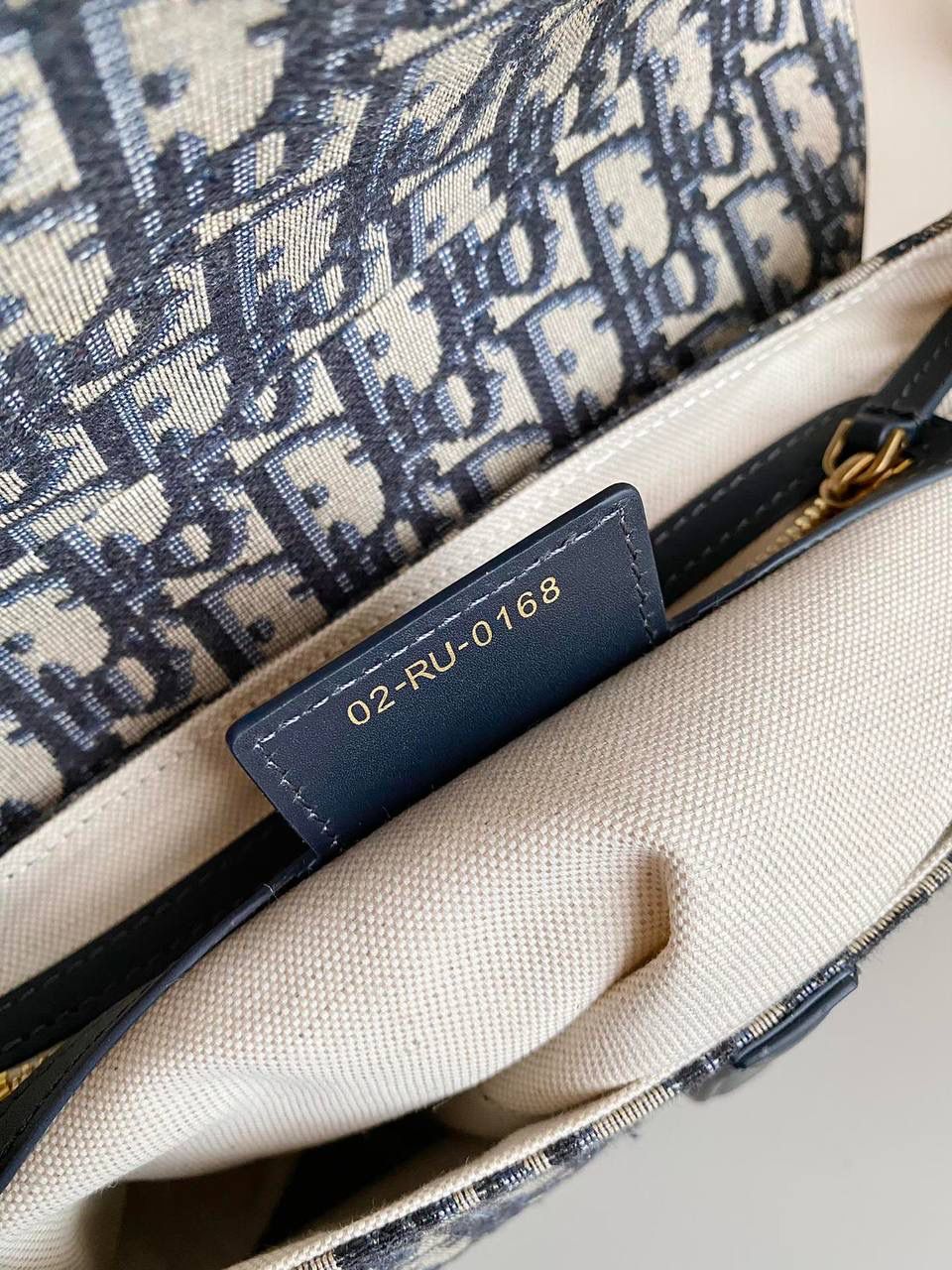 🈶老花大号（配肩带） 𝗖𝗗 𝗦𝗮𝗱𝗱𝗹𝗲 经典马鞍包 王者中的王者，地位不可撼动 席卷了整个时尚圈今年依旧火爆啊 这次新发售款推出自配备的细长肩带了！ 重点还是可拆卸可调节长度，爱惨！ 终于！不用再花钱去配搭，更是省下一笔 怎么能不冲！也再次把热度推向巅峰 大号：24×6×18cm，#8006m ⚠️肩带最长103cm，最短88.5cm 小号：17x5x15cm