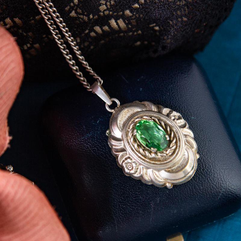 Antique Turn of Century to 1920s Elegant Silver Tone Peridot Glass European Pendant Necklace (CD077)