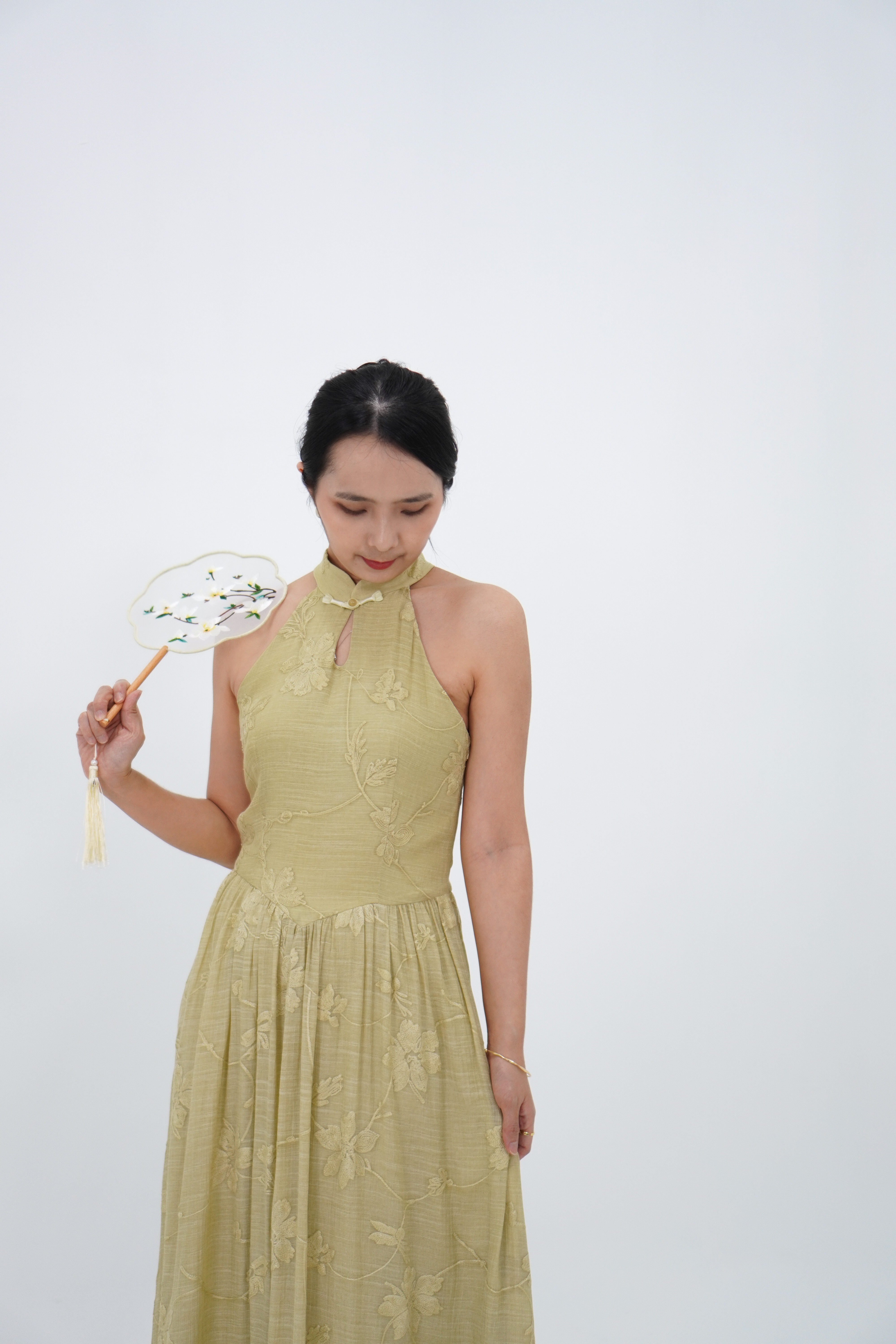 黄绿色新中式挂脖长裙