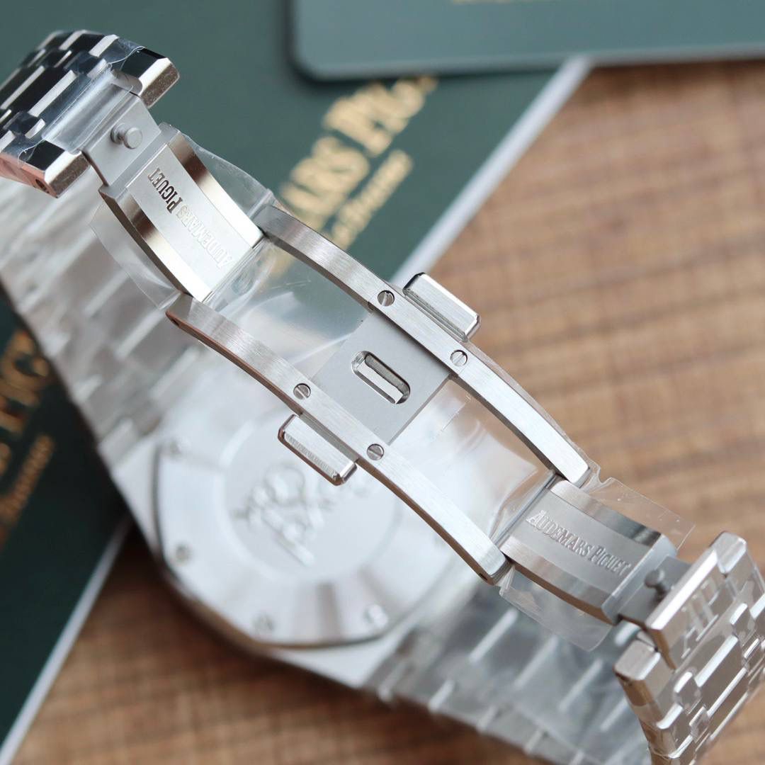 🚀原单AUDEMARS PIGUET爱彼 皇家橡树系列67女士石英腕表 独家原版拆解开模 所有配件均可原版互换使用，搭载原装瑞士F04111石英机芯。走时精准！全程CNC打磨，多次校对调整版型，棱角分明。表壳直径33MM,多边形状表圈与表壳精密相合，表圈以六边形螺丝栓固定在表壳上（圈口镶嵌精美施华洛世奇钻，璀璨夺目）表带链节精致规整，链节经过上百次细致的打磨处理，呈现出完美的纹理。折叠式表扣开合简单，佩戴方便。腕表表耳处呈弯折状，可以保证腕表与腕部更加贴合。表盘镌刻“Grande Tapisserie”大方格纹装饰，搭配荧光立体时标和皇家橡树指针，宽大的指针和时标让读时简单清晰。三点位置日期显示窗口，以阿拉伯数字显示。腕表为密闭表底，表底上镌刻皇家橡树系列的英文名称“Royal Oak”字样✨🔥