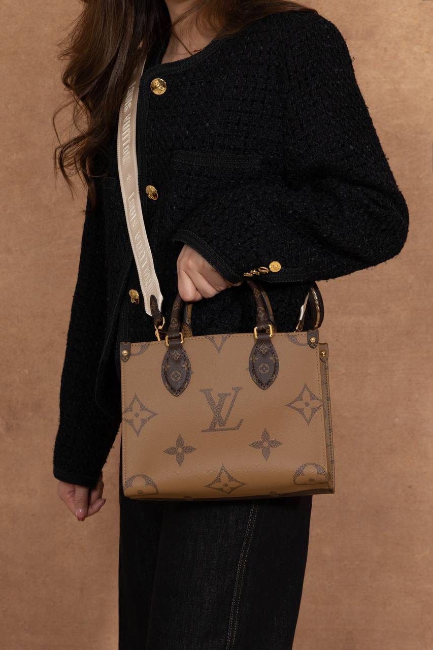 LV Onthego🎀 Toron 手柄搭配有品牌字样的提花肩带，风格对比很特别～ 还贴心附上 可拆卸零钱包，放零钱或小东西刚刚好，设计真的很加分👍 ▪️尺寸 25 × 19 × 11.5cm▪️ 大小刚好，不会太大也不会太小，日常出门超适合。 好看又实用，真的要说一句：设计师很懂女生啦～ 😆 这是 2023 早春系列，独家品质，这一季真的一定要选它！ 小号手袋把 Monogram + Monogram Reverse 拼在一起，再加上 Monogram Giant 图案，整体超有时尚感，怎么看都高级✨