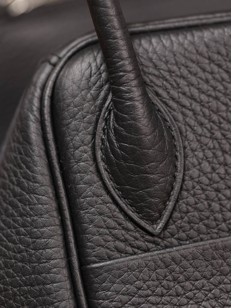 Hermes 爱马仕 Lindy 26cm 黑色银扣👜✨ Lindy 独家渠道货 独家欧洲原厂皮原厂五金组装的ZP尾单货 尺寸：26*18*14 cm Lindy是采用原厂的正品TC皮，什么是TC皮？ 爱马仕专用的clemence,简称tc皮，是Hermes最受欢迎的皮革之一，颜色会比Togo少一些，但是纹路比Togo细腻，含油更高，更软，因此稍稍有些下垂感的特点。欣赏独家货源的美 闭眼入😍🔥