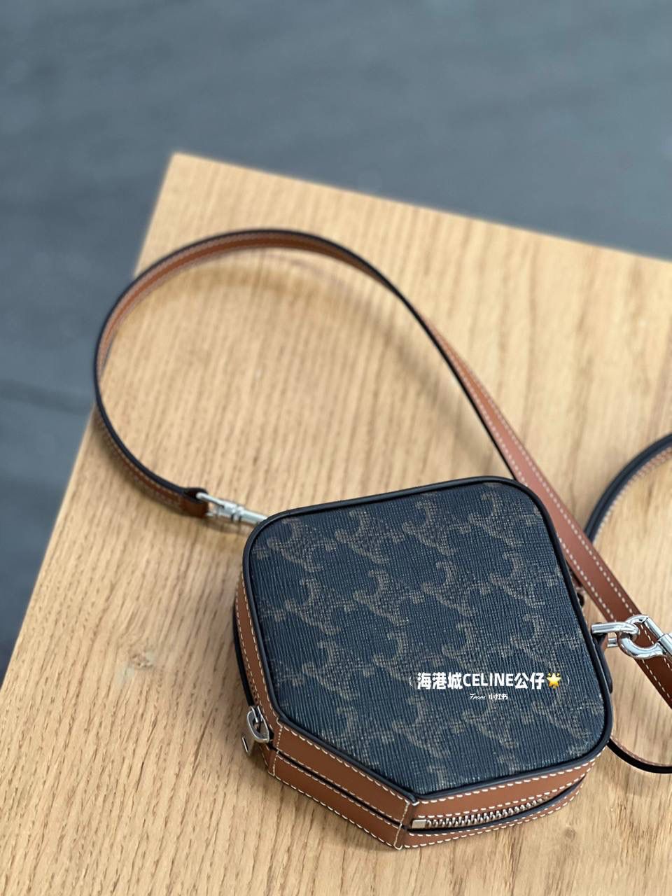 🔥大货实拍图 𝗖𝗘𝗟𝗜𝗡𝗘 ♥️ 𝗖𝗨𝗕𝗘 𝗕𝗢𝗫立体方包 型号：111682 尺寸：14*5*12.5cm 新品上线啦👏立体盒子包/化妆包~皮带子手拎设计➕圆筒包身，翻盖带镜子，可随时补妆。精致又不失实用性！凹造型拍照，或者当晚宴包，简直美呆🥳