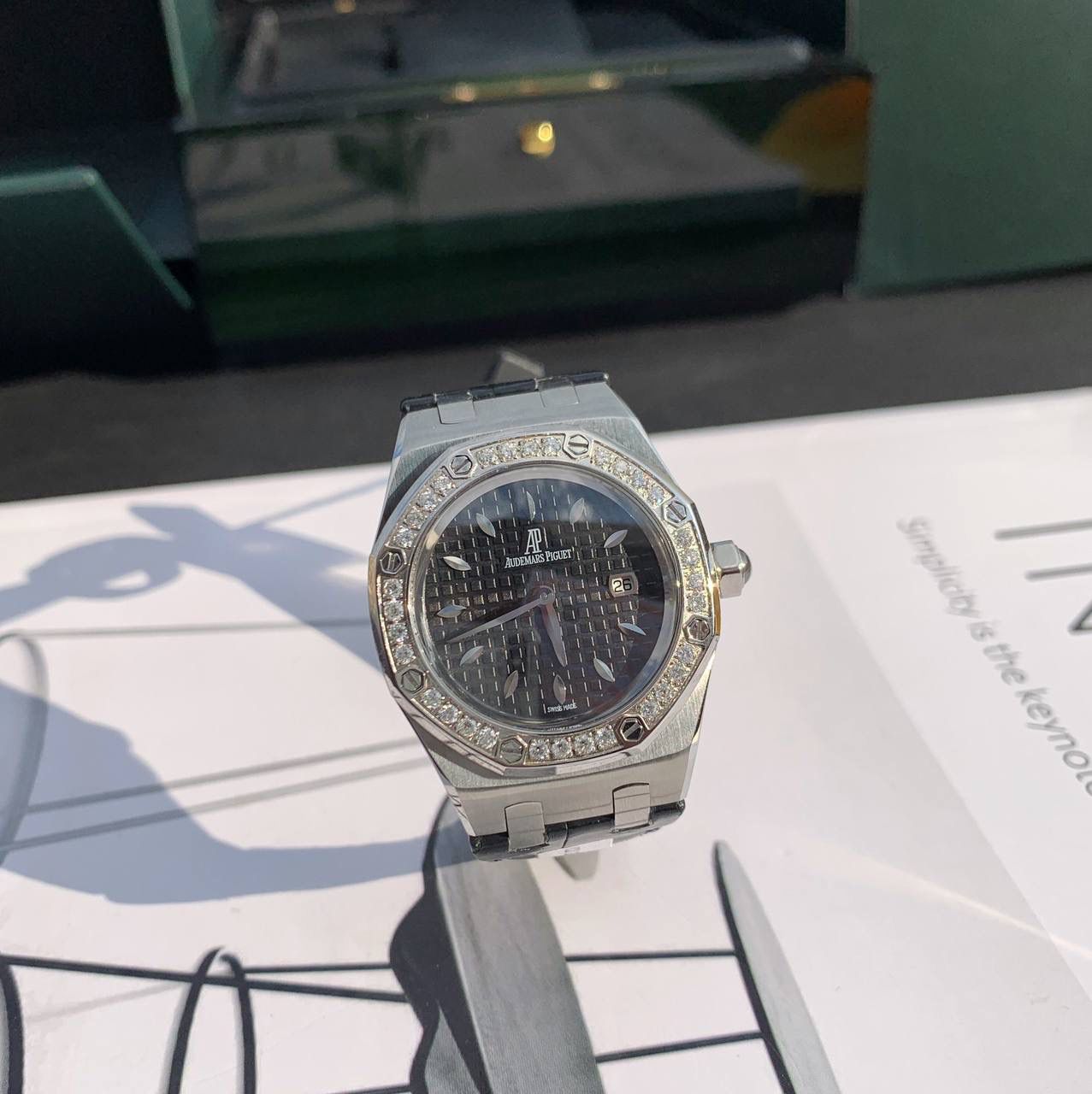 全网女神看过来😍😍这款爱彼女表才是最具有性价比的… 爱彼皇家橡树系列型号67601石英腕表，皇家橡树系列独有的八角形外观还拥有爱彼独特的设计风格也将女士优雅风格融入其中，深受女明星们的爱戴，表带澳洲湾鳄鱼皮，即使只有33毫米的小尺寸，也将爱彼独有的纯净美感与刚毅线条展现的淋漓尽致，而镶满钻石的表圈也为佩戴的女士增添了更多的柔美。（32颗明亮式切割美钻，总重约0.65克拉）巴蒂镶嵌一枚半透明凸面蓝宝石，搭载瑞士进口石英机芯，拥有实用的日历显示功能，女士们佩戴起来不会显得沉重 ，配专柜最新全套包装发货！这种货一般数量不是很多哦