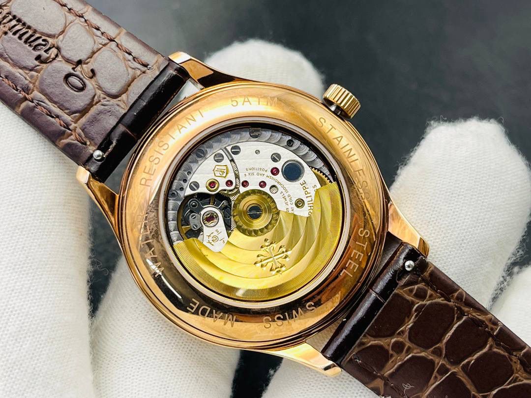 百达翡丽古典超级复杂多功能 万年历功能腕表 团队历时两年多精心设计，不计成本，敢为人先，力求完美，克服重重难关，突破多层技术瓶颈： 1⃣️机芯型号为定制版机芯，质量稳定！ 2⃣️表带为经典意大利小牛皮表带，纹路清晰，质感好。搭配圈市面最顶级的百达灯笼表扣，通用原装无压力。 3⃣️优雅的Calatrava雕花表壳极具个性，42毫米的表径适配大众男性手寸，与专柜一致，非常商务可亦休闲。