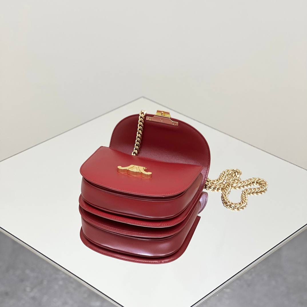 🔥大货实拍图 𝗖𝗘𝗟𝗜𝗡𝗘 ♥ 𝗧𝗘𝗘𝗡 𝗕𝗘𝗦𝗔𝗖𝗘链条马鞍 型号：110973 尺寸：19*15*6cm