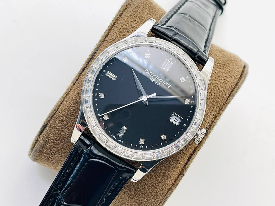 经典再续 百达翡丽古典表系列——5296-001．铂金V4升级版🤩😍细节方面： 1⃣️全新904L打造整体壳套，完善表壳细节，提升打磨质量，独家还原出正品的完美比例和特有质感。日历窗口改大小与正品一致，而非普通正常窗口！ 2⃣️刻度，指针采用最新的贵金属电镀技术加持，效果更佳出彩！ 3⃣️“锅盖型”微凸蓝宝表镜，版型与正品一致，效果通透，辨时清晰。 4⃣️【引领一体机时代】采用定制版Cal.9015改324机芯，超薄稳定性强！ 5⃣️【表带】经典意大利小牛皮表带，纹路清晰，质感上乘。针式表扣打磨齐整光亮，通用原装无压力。