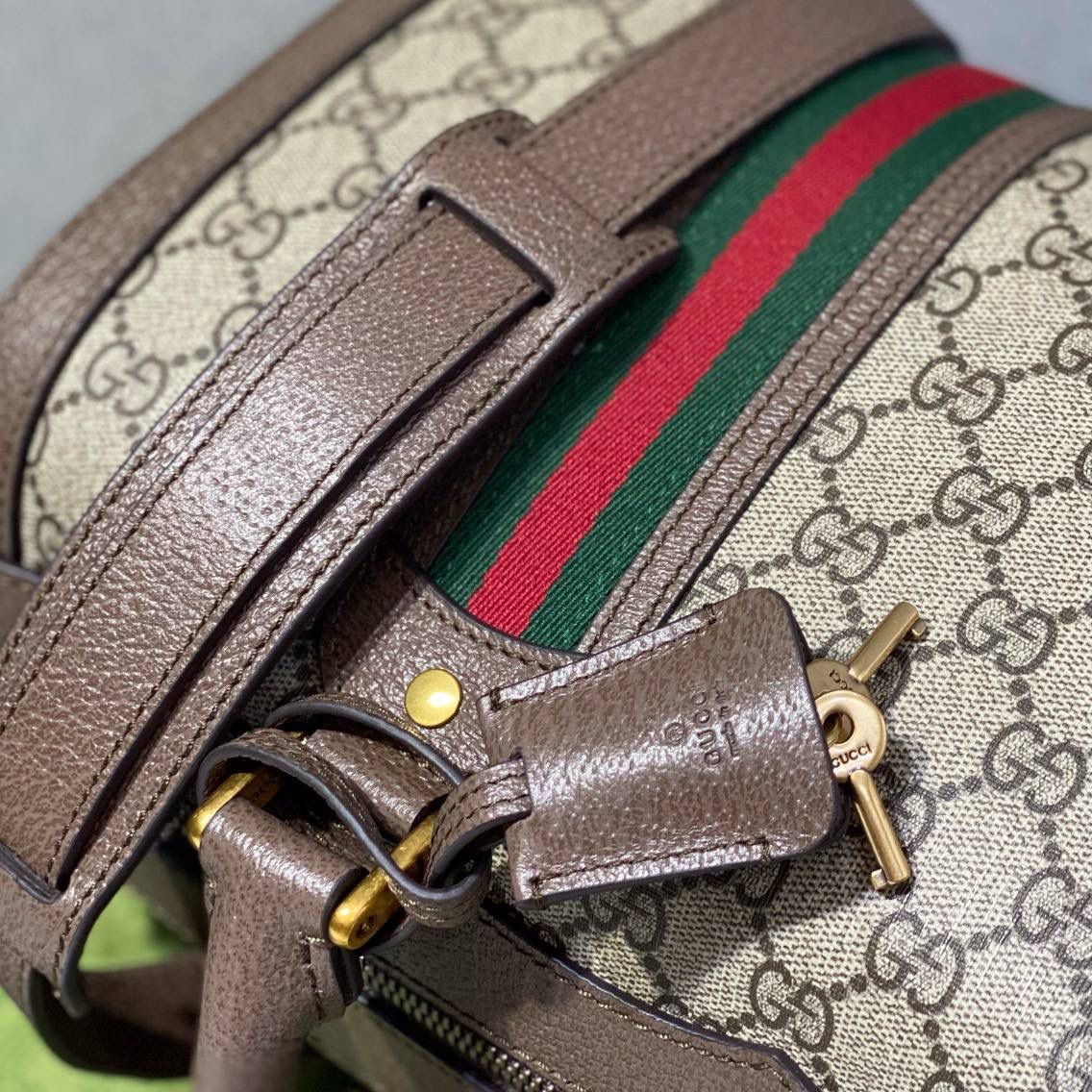 🔥大货实拍 𝗚𝘂𝗰𝗰𝗶新品旅行袋，不仅颜值高，收藏价值也很大，把它放在行李箱上或者肩背都很养眼！ 型号：645017 尺寸：36*20*14.5cm