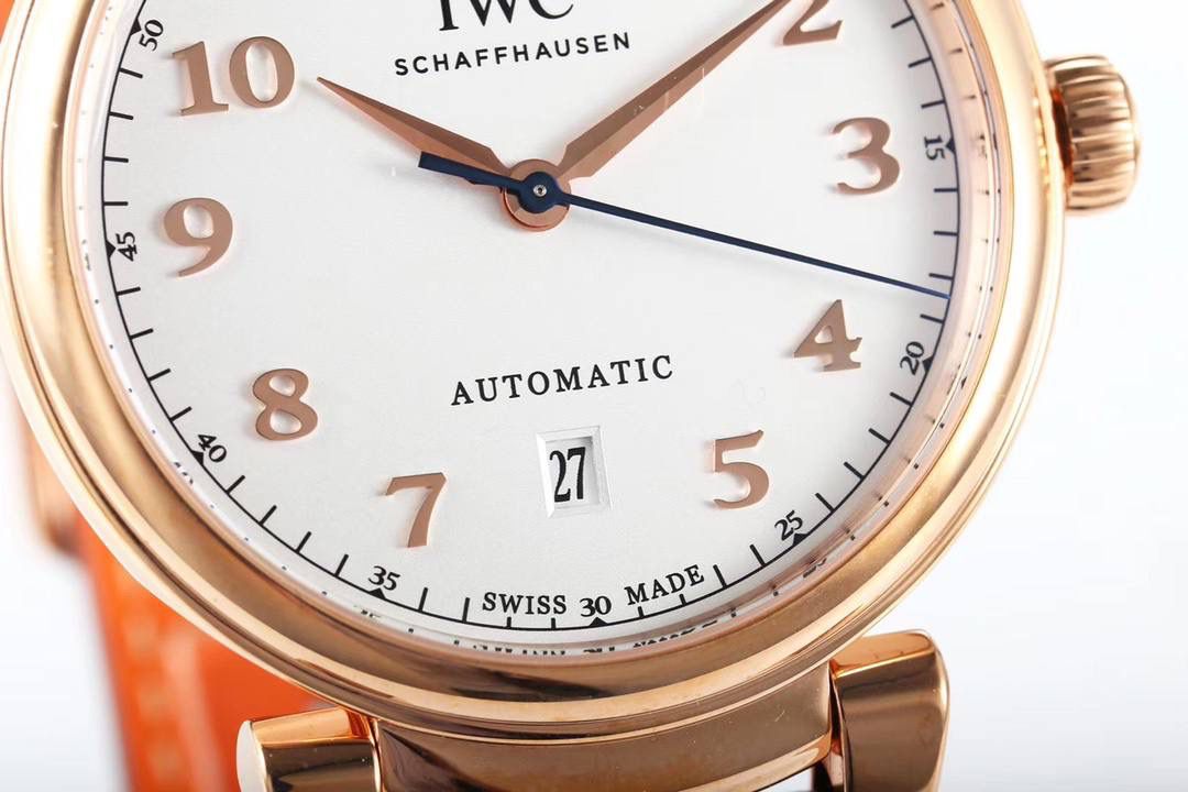 IWC达文西系列 【温文尔雅 表中典范】MK万国新款腕表——达文西356601横空出世。尺寸40毫米X10毫米 柔软耐用的ITALY小牛皮表带配合传统式精钢表扣，最大限度满足了舒服贴手的体验。【表壳】每一个浑圆型的表壳都经过mk制表师专心致志的打磨，可移动式表耳使表带更加贴合手腕。两者配合使腕表产生独特的复古魅力。【表盘】铜制的表盘加入镀银的工艺 mk探索正品工艺不断挖掘原装技术本源。每一个阿拉伯刻度都由mk制表师镶贴而上，体现其精湛的技艺。字面上的logo印刷采用于原装一样的浮雕式印刷工艺，美轮美奂且富有立体感。【机芯】采用优雅纤薄的海鸥2892自动上弦机芯，具备逆时针调试日历的功能（吻合正品）我们精心制作出万国表独特的外观魅力，更是追求复刻其内在的灵魂。