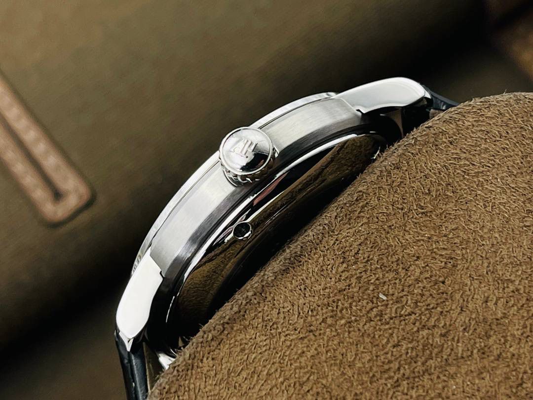 原版开模 市场最高版本 爱.彼 JULES AUDEMARS系列男士腕表！ 1⃣️机芯型号：2824改3120自动机械，透底设计！稳定零返修！ 2⃣️表径41毫米！ 3⃣️大三针简约表盘！ 4⃣️316L精钢壳套！